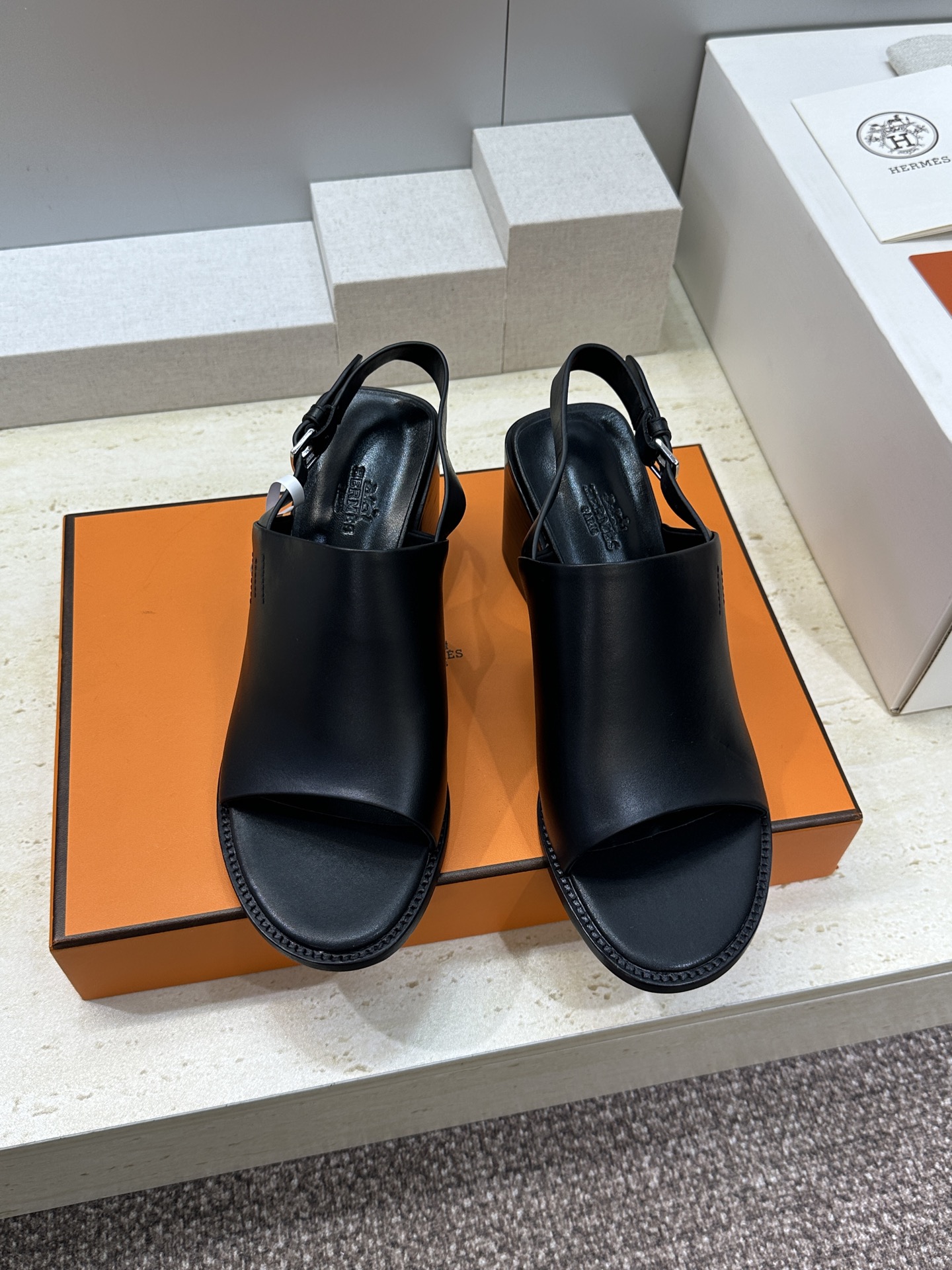 (配全套飞机盒)莞货 代购级 Hermes 爱马仕2026春夏新款高跟女鞋 H家字母logo五金扣粗跟圆