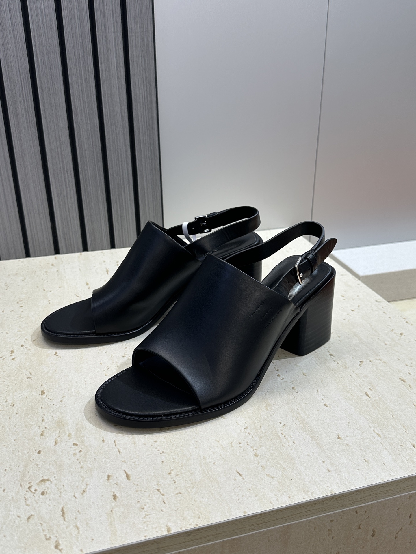 (配全套飞机盒)莞货 代购级 Hermes 爱马仕2026春夏新款高跟女鞋 H家字母logo五金扣粗跟圆