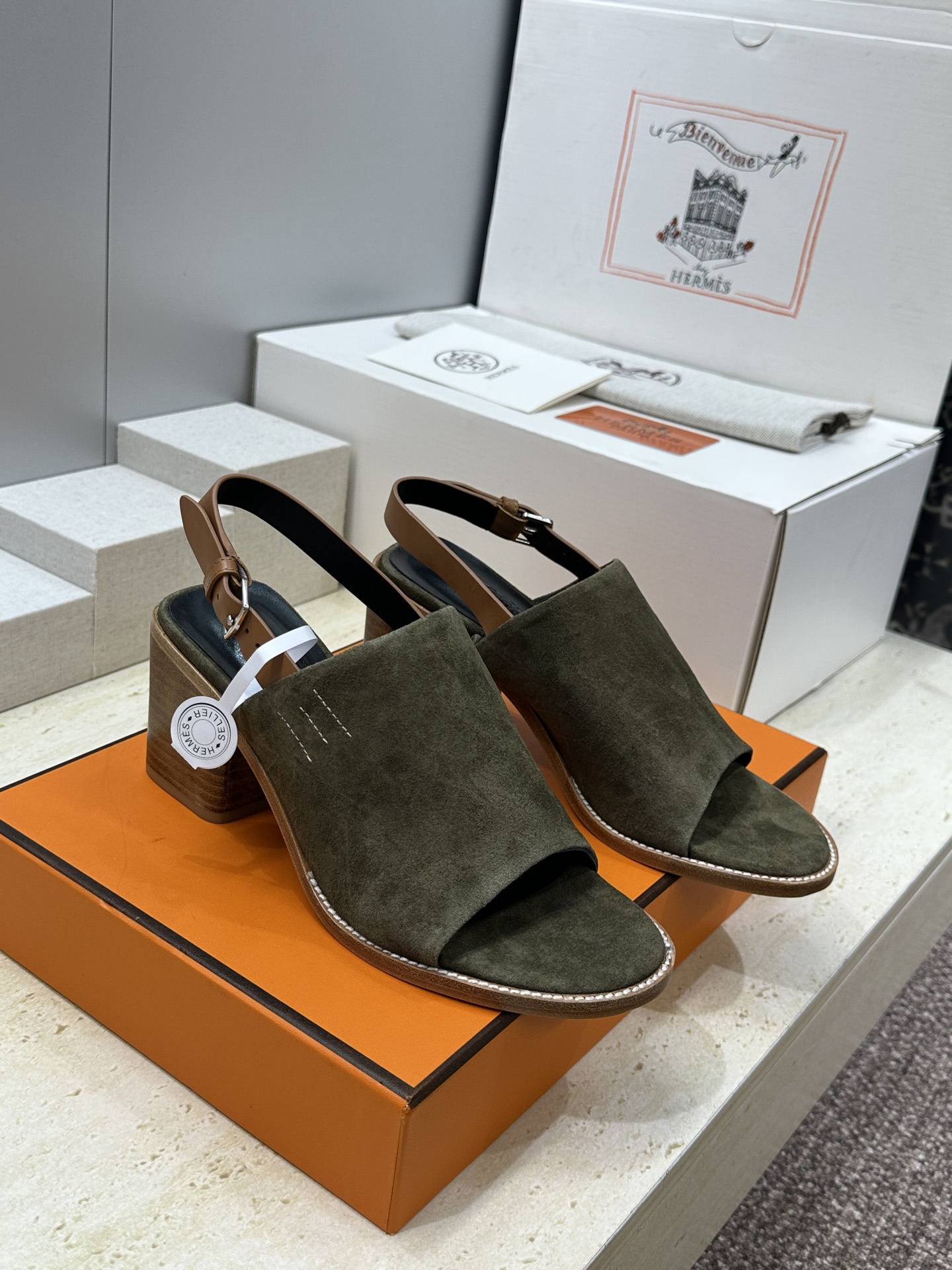 NO:817728,(With a complete set of airplane cases) Guanhuo purchasing agent Hermes 2026 spring and summer new high-heeled women's shoes H family letter logo hardware buckle thick heel round toe open toe sandals and slippers Material upper imported calfskin/imported sheepskin + water-dyed cowhide lining + Italian leather outsole Heel height 7CM  SIZE34-43 (34.40.41.42.43 customized, non-refundable and non-exchangeable), sandals, hermes, hermes, sandals, slippers, cowhide, sheep, Leather soles19860909(配全套飞机盒) 莞货 代购级 Hermes 爱马仕2026春夏新款高跟女鞋 H家字母logo五金扣粗跟圆头露趾后空凉拖鞋 材质鞋面进口小牛皮/进口羊猄皮+水染牛皮内里+意大利真皮大底 跟高7CM SIZE34-43（34.40.41.42.43定制不退不换）,凉鞋,hermes,hermes,sandals,slippers,cowhide,sheep,Leather soles,Women's Shoes