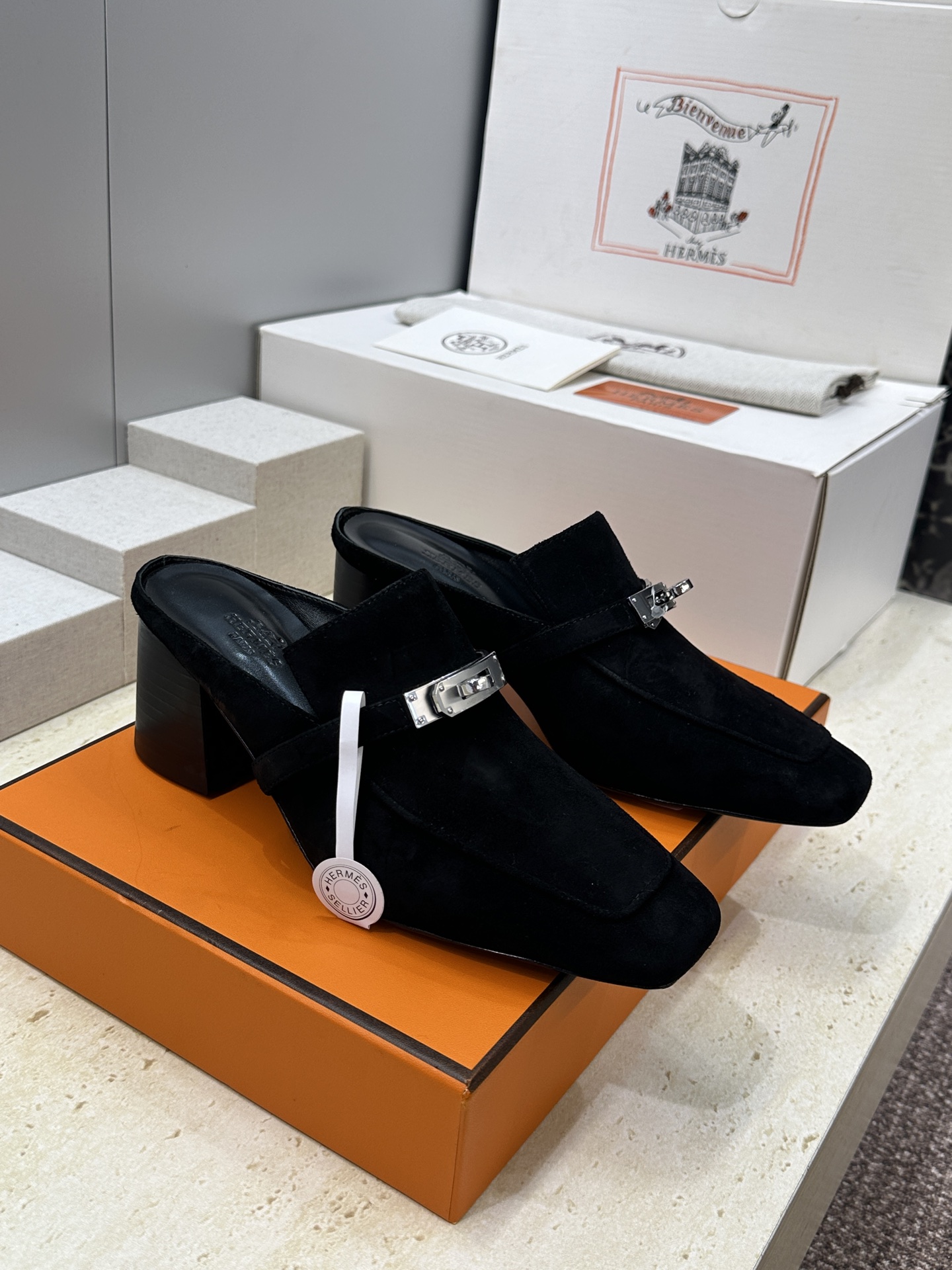 NO:817720,(With a complete set of airplane cases) Guan-made purchasing agent Hermes 2026 spring and summer new OZ high-heeled color-blocked women's shoes H family letter logo hardware buckle thick heel square toe Mule sandals Material imported calfskin/imported sheepskin + water-dyed cowhide lining + Italian leather outsole Heel height: 7CM Size:  34-43 (34.40.41.42.43 customized, non-refundable), semi-trailer, hermes, hermes, slippers, cowhide, sheep, Leather soles19860909(配全套飞机盒) 莞产 代购级 爱马仕 Hermes 2026 春夏新款 OZ高跟拼色女鞋 H家字母logo五金扣粗跟方头穆勒凉拖鞋 材质进口小牛皮/进口羊猄皮+水染牛皮内里+意大利真皮大底 跟高:7CM Size: 34-43（34.40.41.42.43定制不退换）,半拖,hermes,hermes,slippers,cowhide,sheep,Leather soles,Women's Shoes