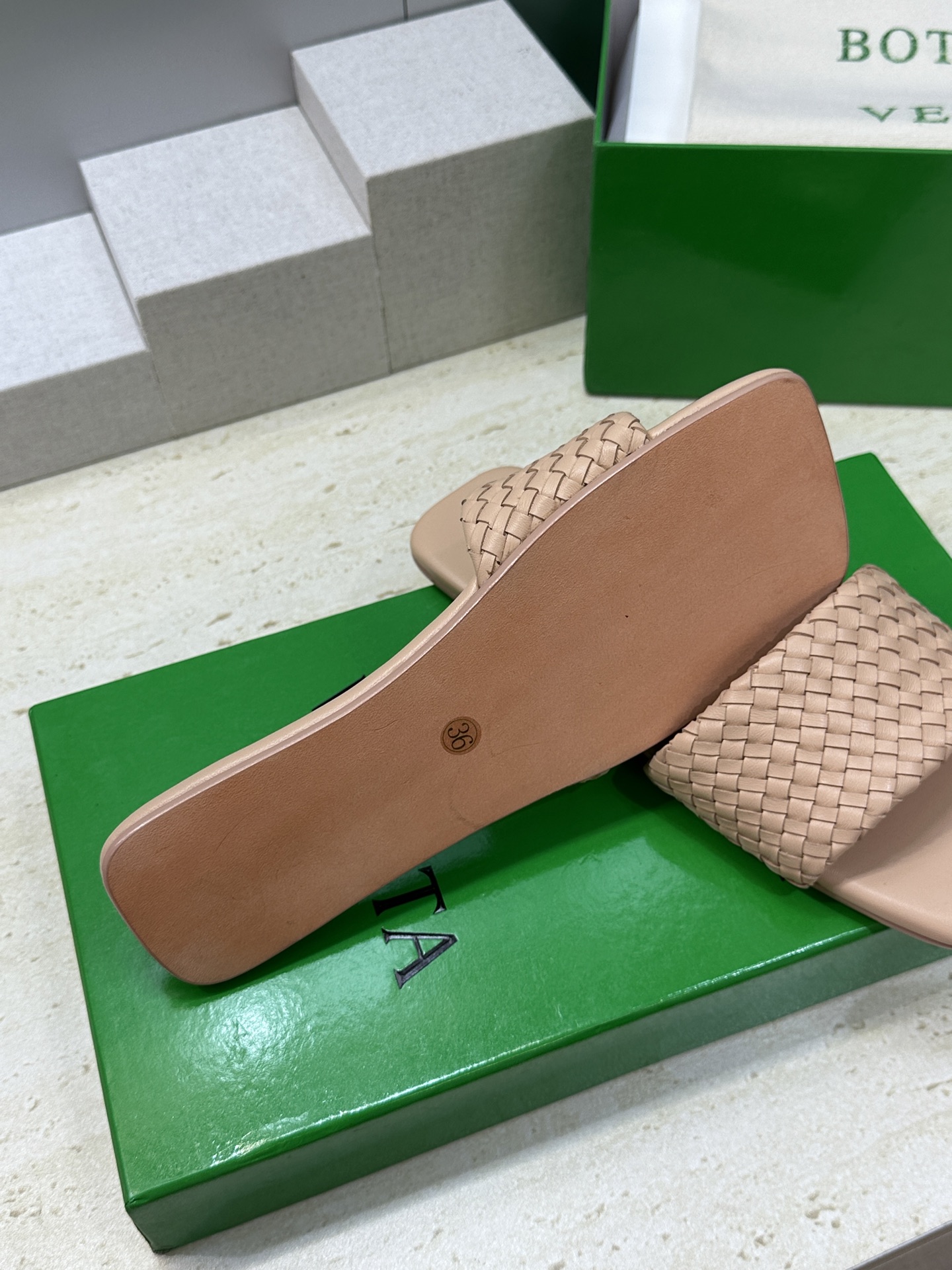 Bottega Veneta 葆蝶家2026春夏新款编织沙滩女鞋 BV字母logo平底方头露趾凉拖鞋材质