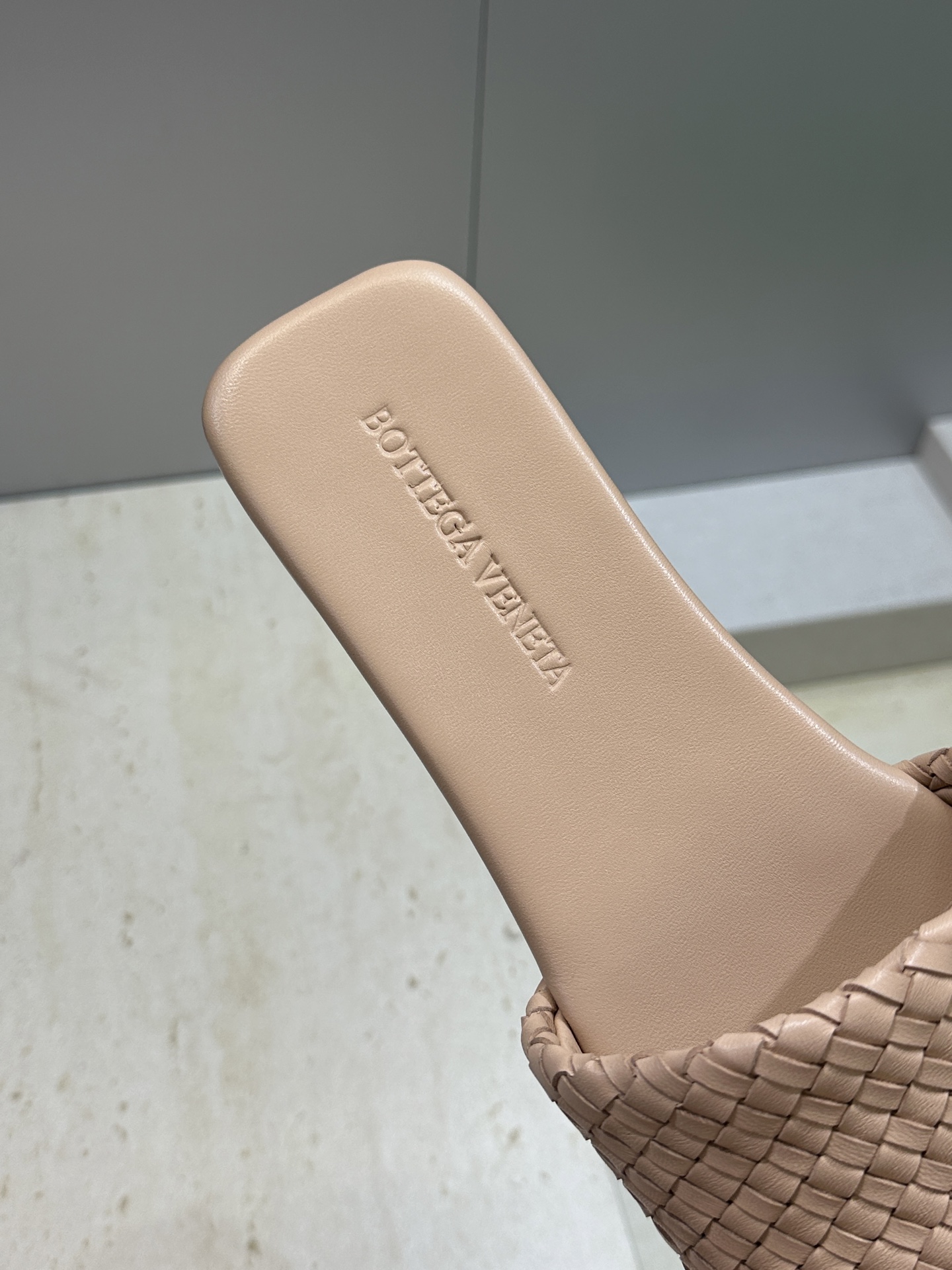 Bottega Veneta 葆蝶家2026春夏新款编织沙滩女鞋 BV字母logo平底方头露趾凉拖鞋材质