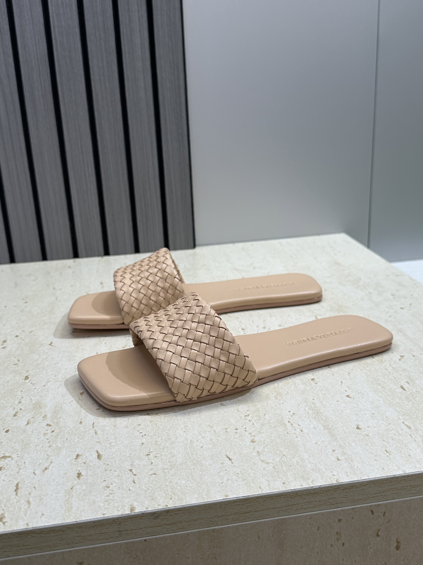 Bottega Veneta 葆蝶家2026春夏新款编织沙滩女鞋 BV字母logo平底方头露趾凉拖鞋材质
