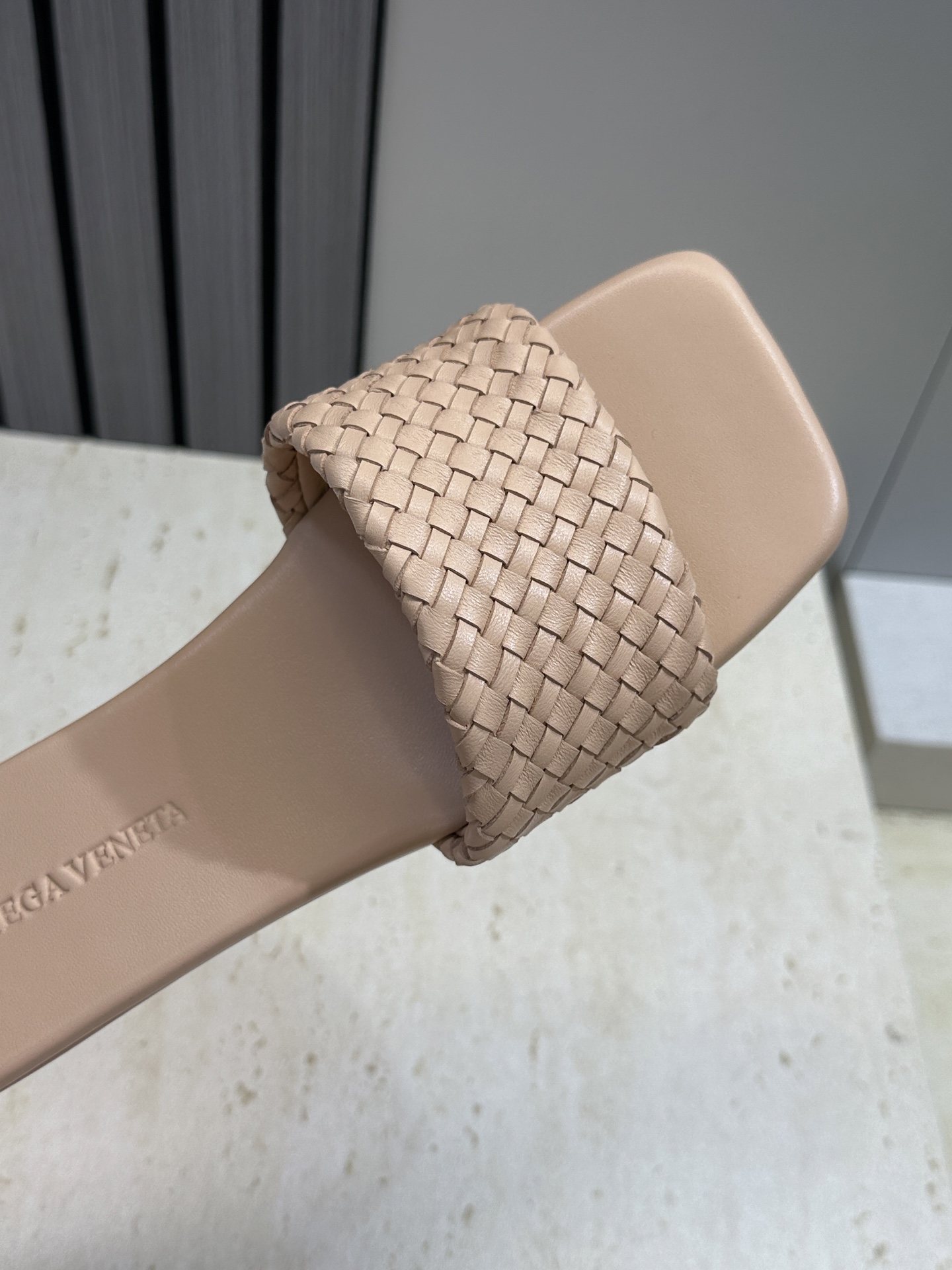 Bottega Veneta 葆蝶家2026春夏新款编织沙滩女鞋 BV字母logo平底方头露趾凉拖鞋材质
