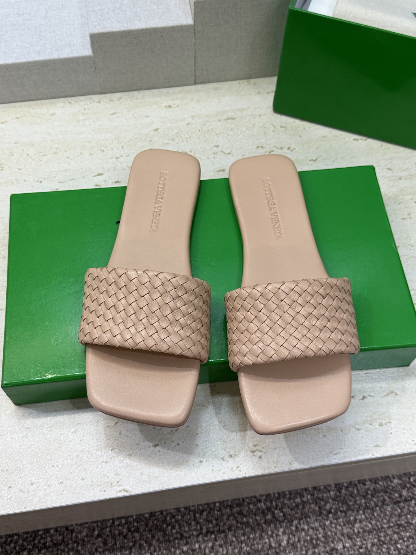 Bottega Veneta 葆蝶家2026春夏新款编织沙滩女鞋 BV字母logo平底方头露趾凉拖鞋材质