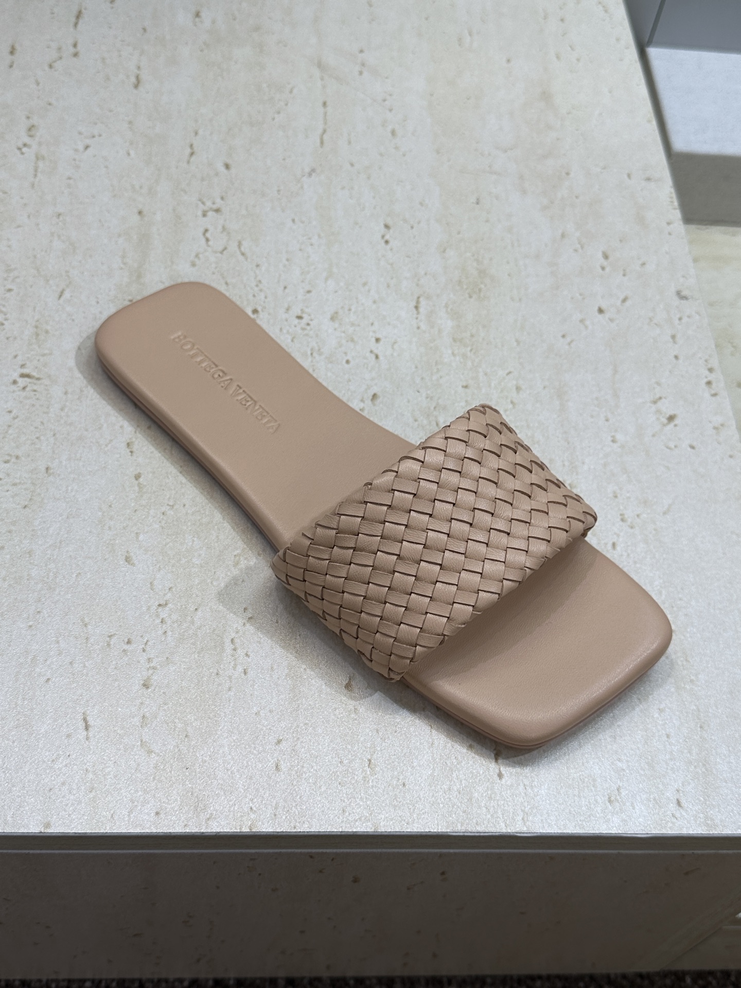 Bottega Veneta 葆蝶家2026春夏新款编织沙滩女鞋 BV字母logo平底方头露趾凉拖鞋材质