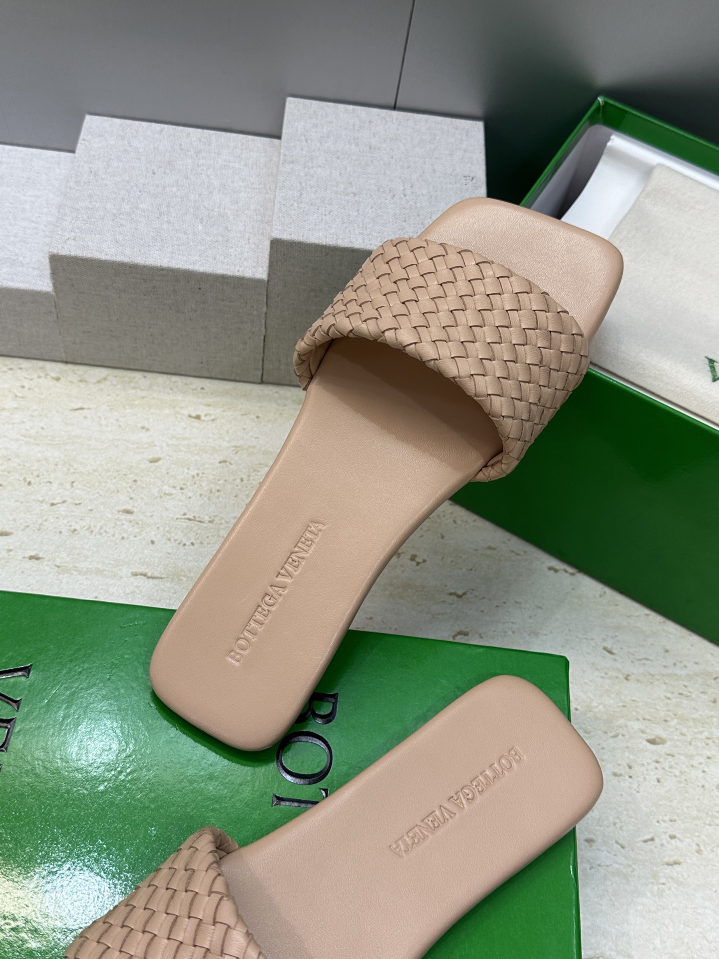 Bottega Veneta 葆蝶家2026春夏新款编织沙滩女鞋 BV字母logo平底方头露趾凉拖鞋材质