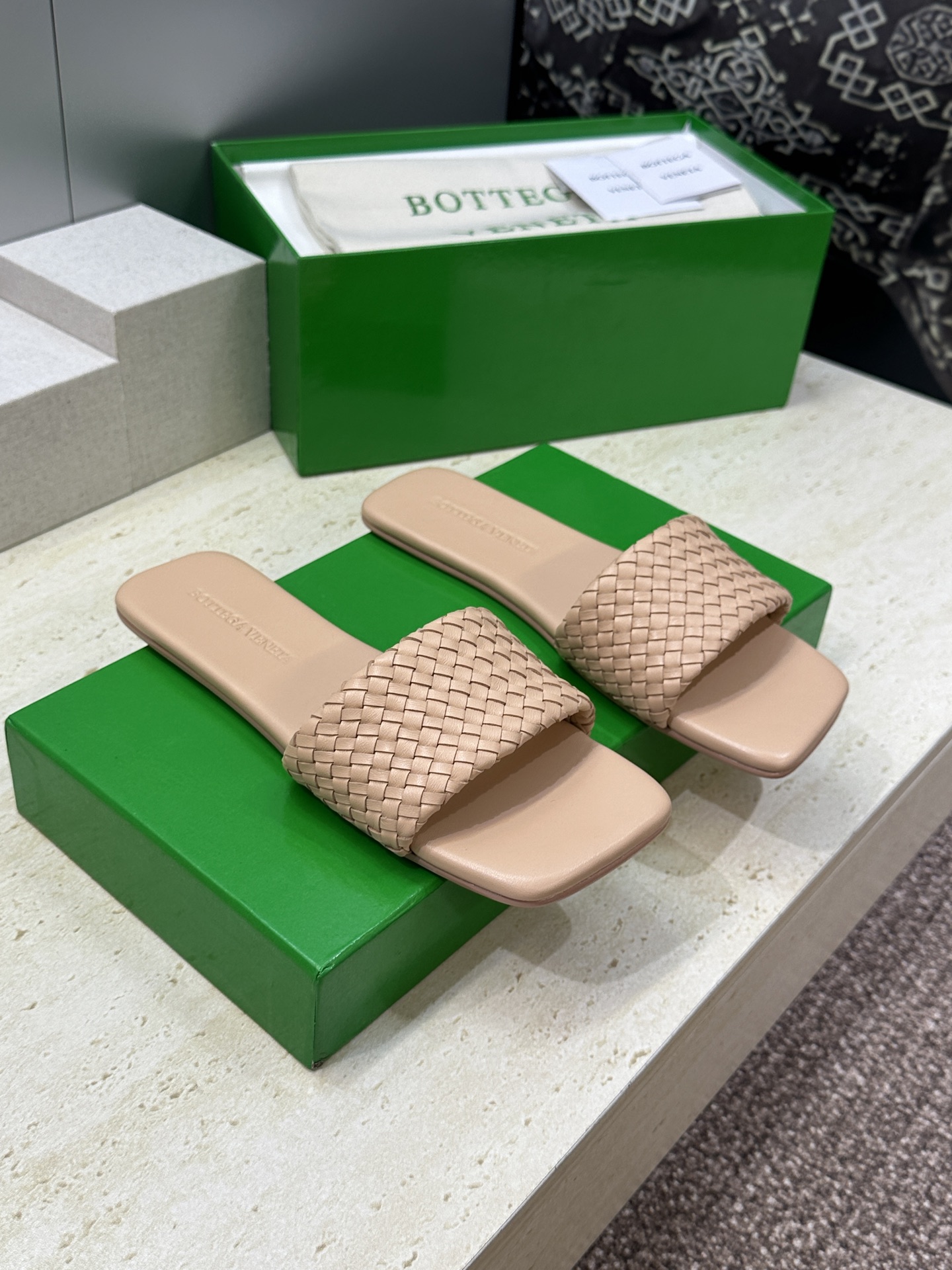 Bottega Veneta 葆蝶家2026春夏新款编织沙滩女鞋 BV字母logo平底方头露趾凉拖鞋材质