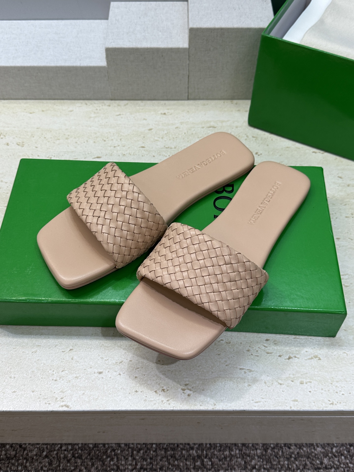 Bottega Veneta 葆蝶家2026春夏新款编织沙滩女鞋 BV字母logo平底方头露趾凉拖鞋材质
