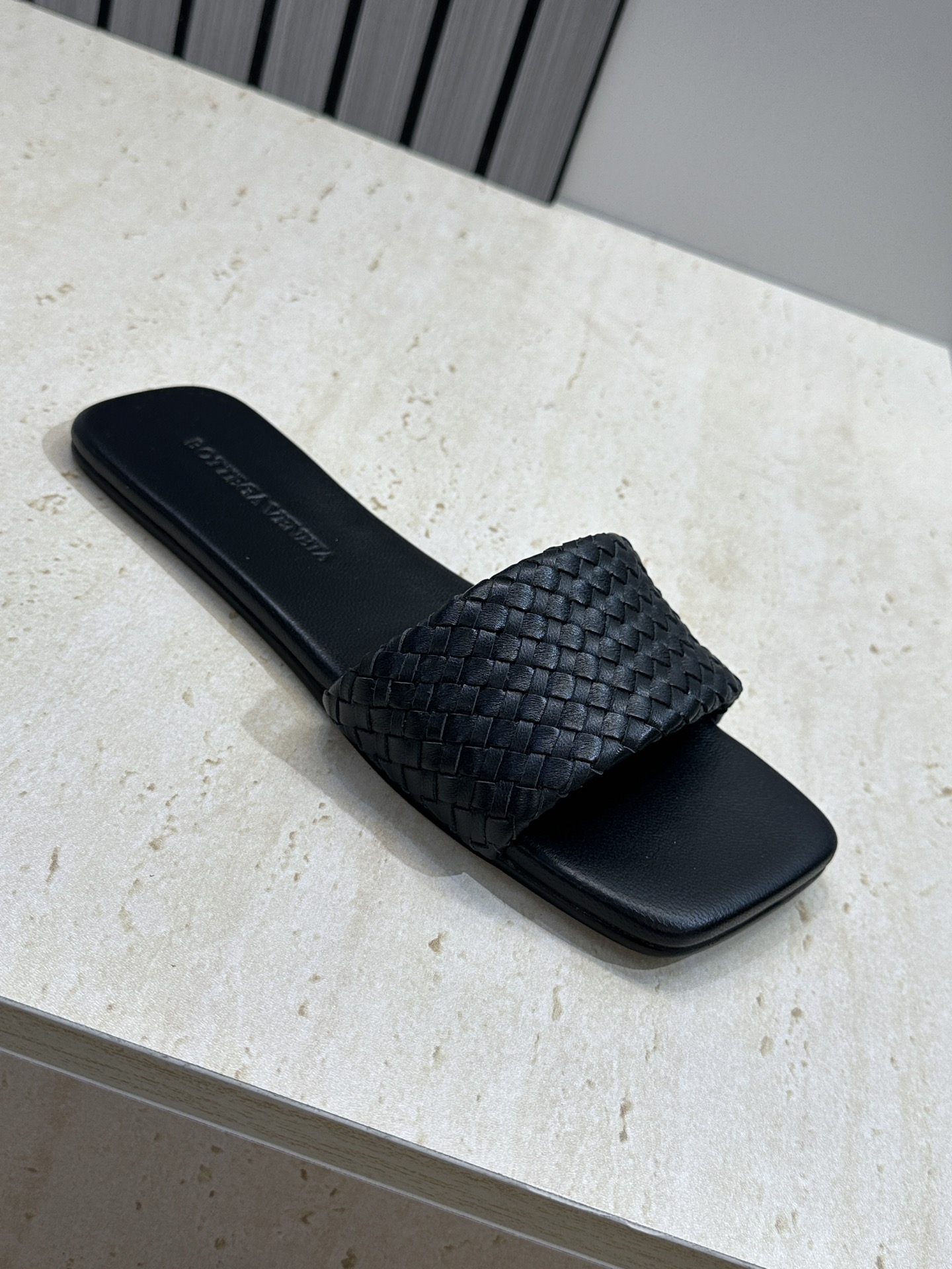 Bottega Veneta 葆蝶家2026春夏新款编织沙滩女鞋 BV字母logo平底方头露趾凉拖鞋材质