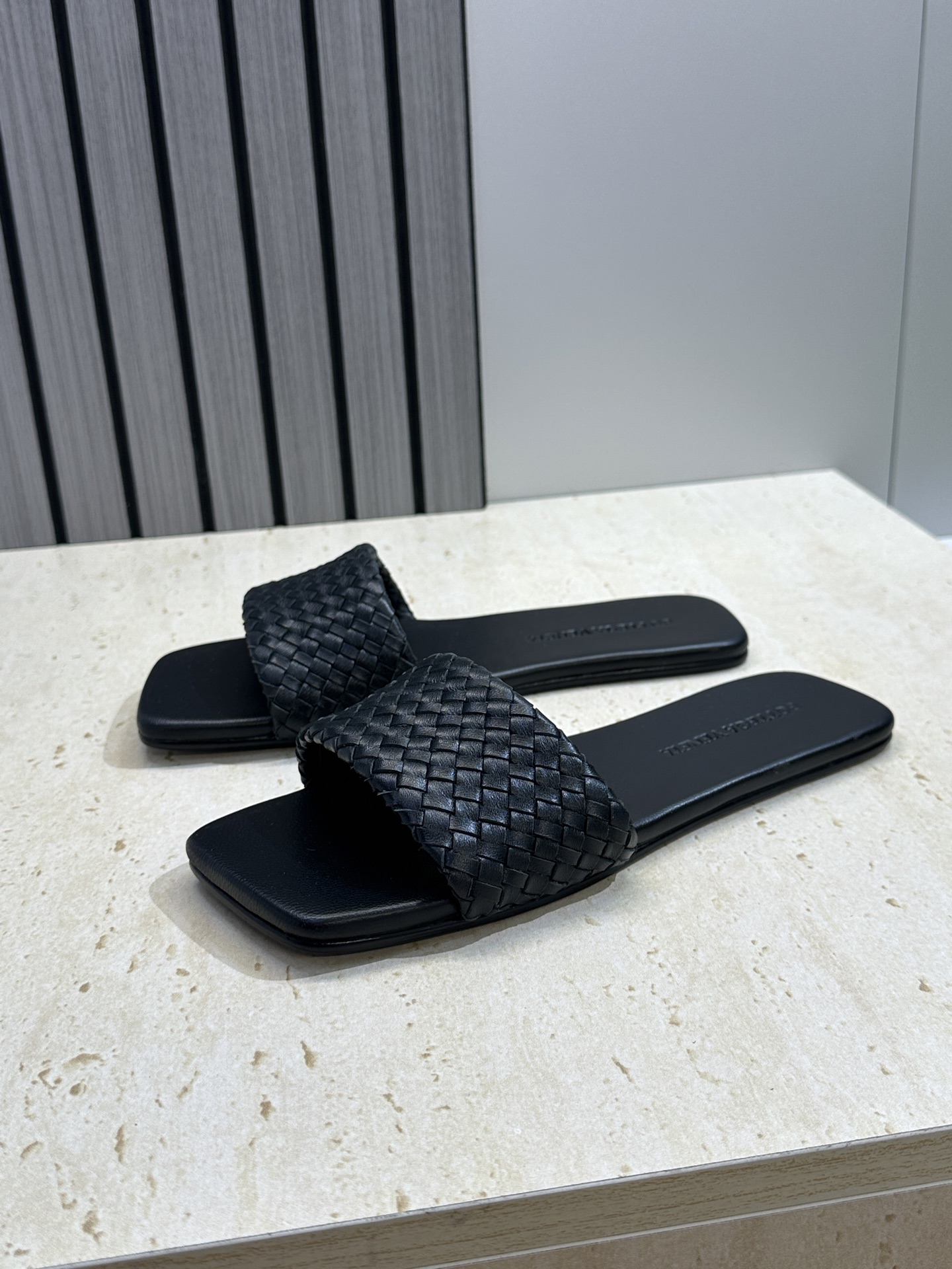 Bottega Veneta 葆蝶家2026春夏新款编织沙滩女鞋 BV字母logo平底方头露趾凉拖鞋材质