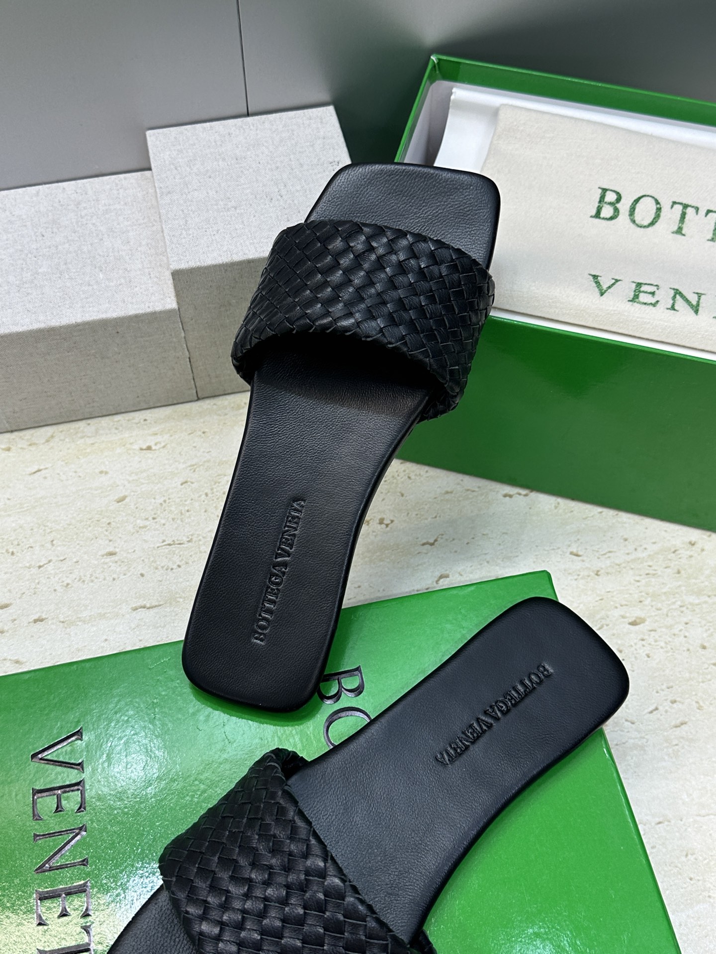 Bottega Veneta 葆蝶家2026春夏新款编织沙滩女鞋 BV字母logo平底方头露趾凉拖鞋材质