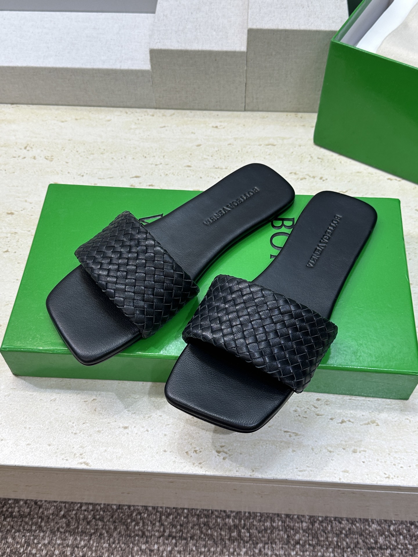Bottega Veneta 葆蝶家2026春夏新款编织沙滩女鞋 BV字母logo平底方头露趾凉拖鞋材质