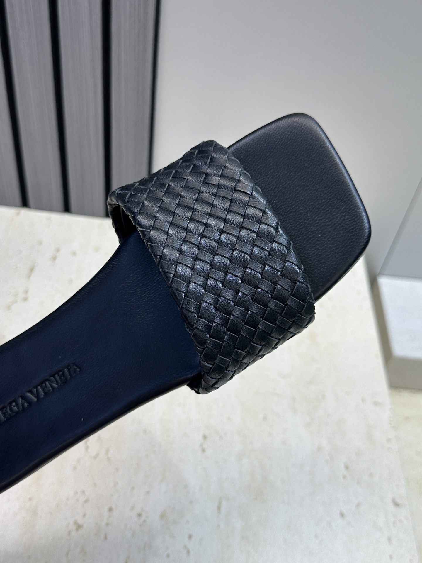 Bottega Veneta 葆蝶家2026春夏新款编织沙滩女鞋 BV字母logo平底方头露趾凉拖鞋材质