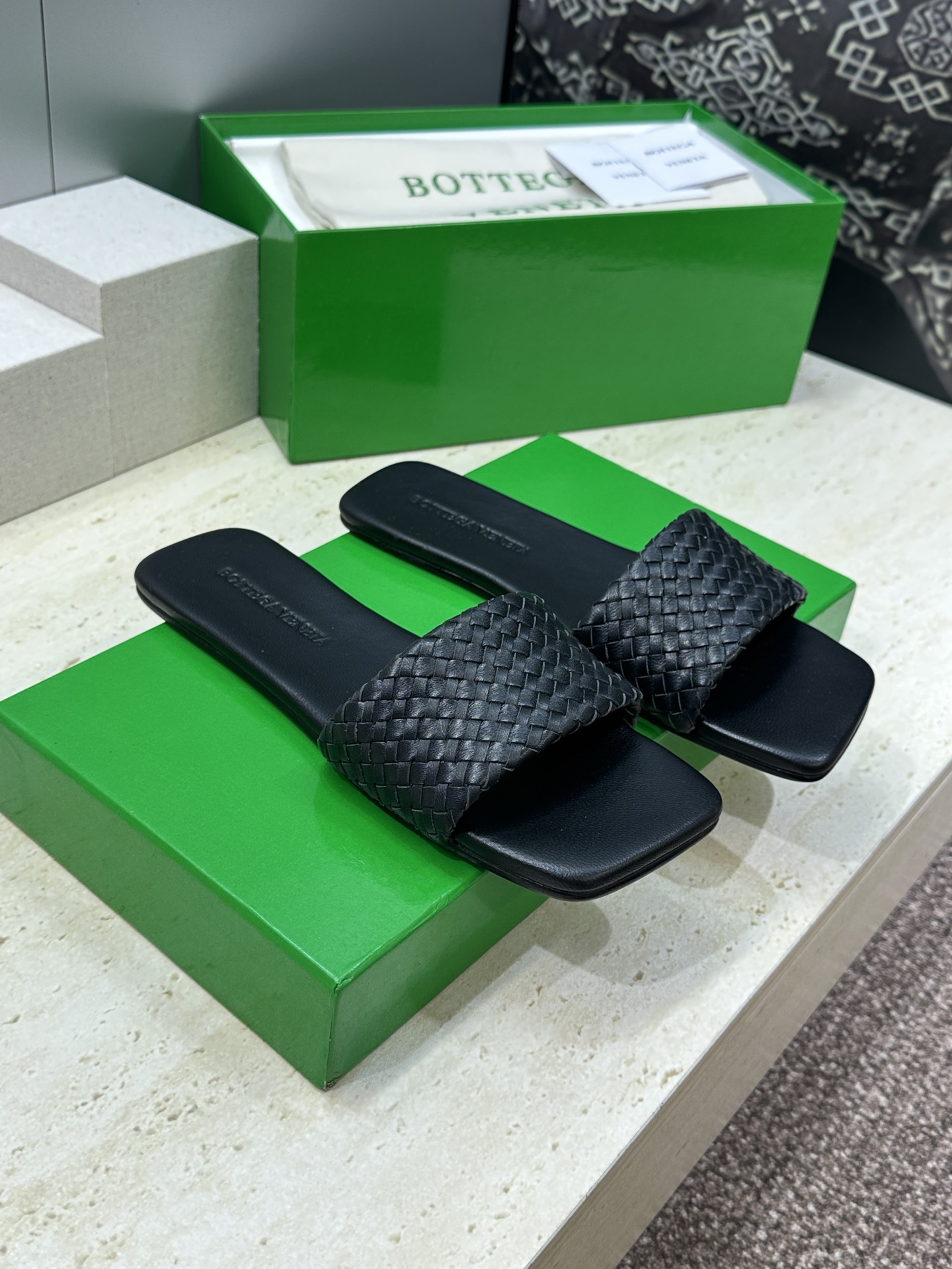 Bottega Veneta 葆蝶家2026春夏新款编织沙滩女鞋 BV字母logo平底方头露趾凉拖鞋材质