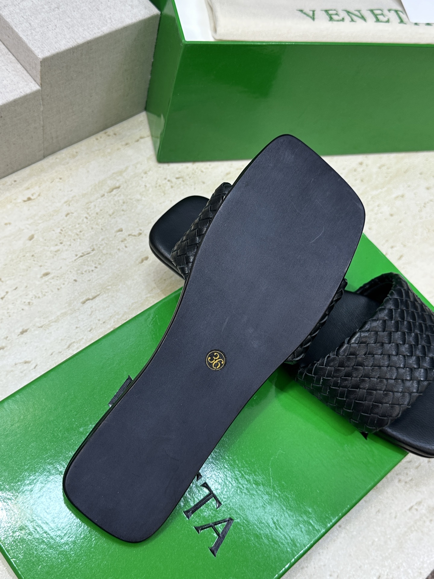 Bottega Veneta 葆蝶家2026春夏新款编织沙滩女鞋 BV字母logo平底方头露趾凉拖鞋材质
