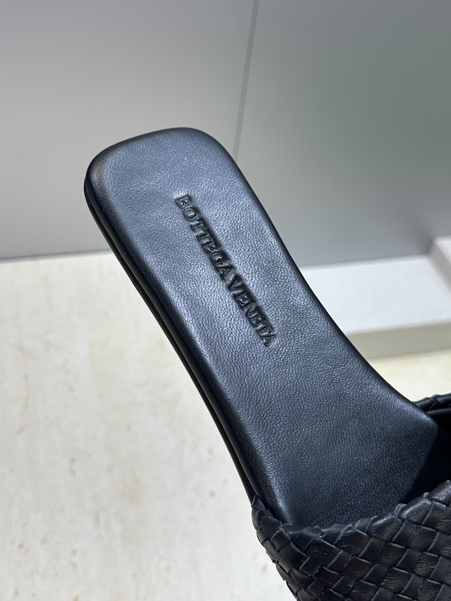 Bottega Veneta 葆蝶家2026春夏新款编织沙滩女鞋 BV字母logo平底方头露趾凉拖鞋材质