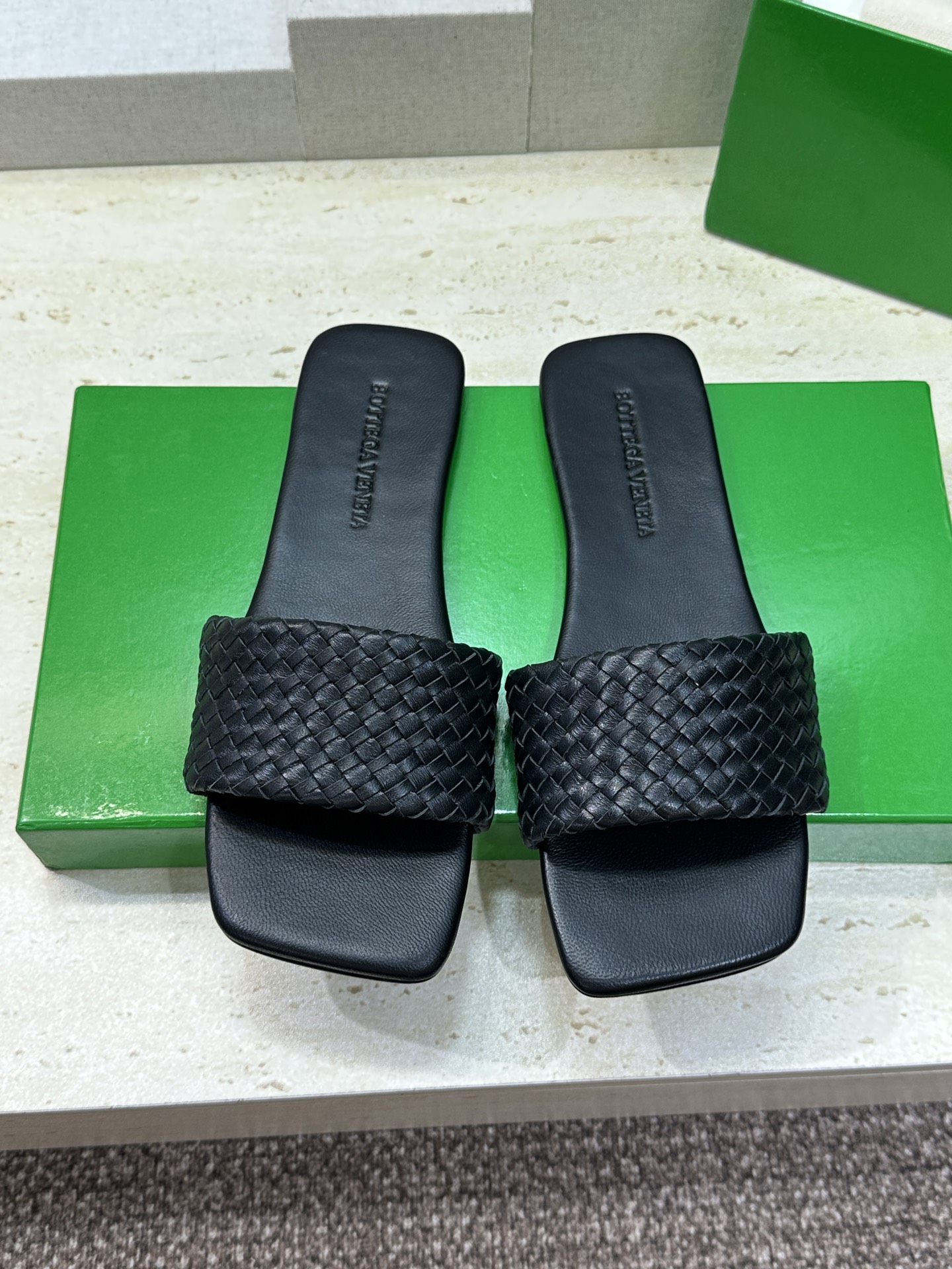 Bottega Veneta 葆蝶家2026春夏新款编织沙滩女鞋 BV字母logo平底方头露趾凉拖鞋材质