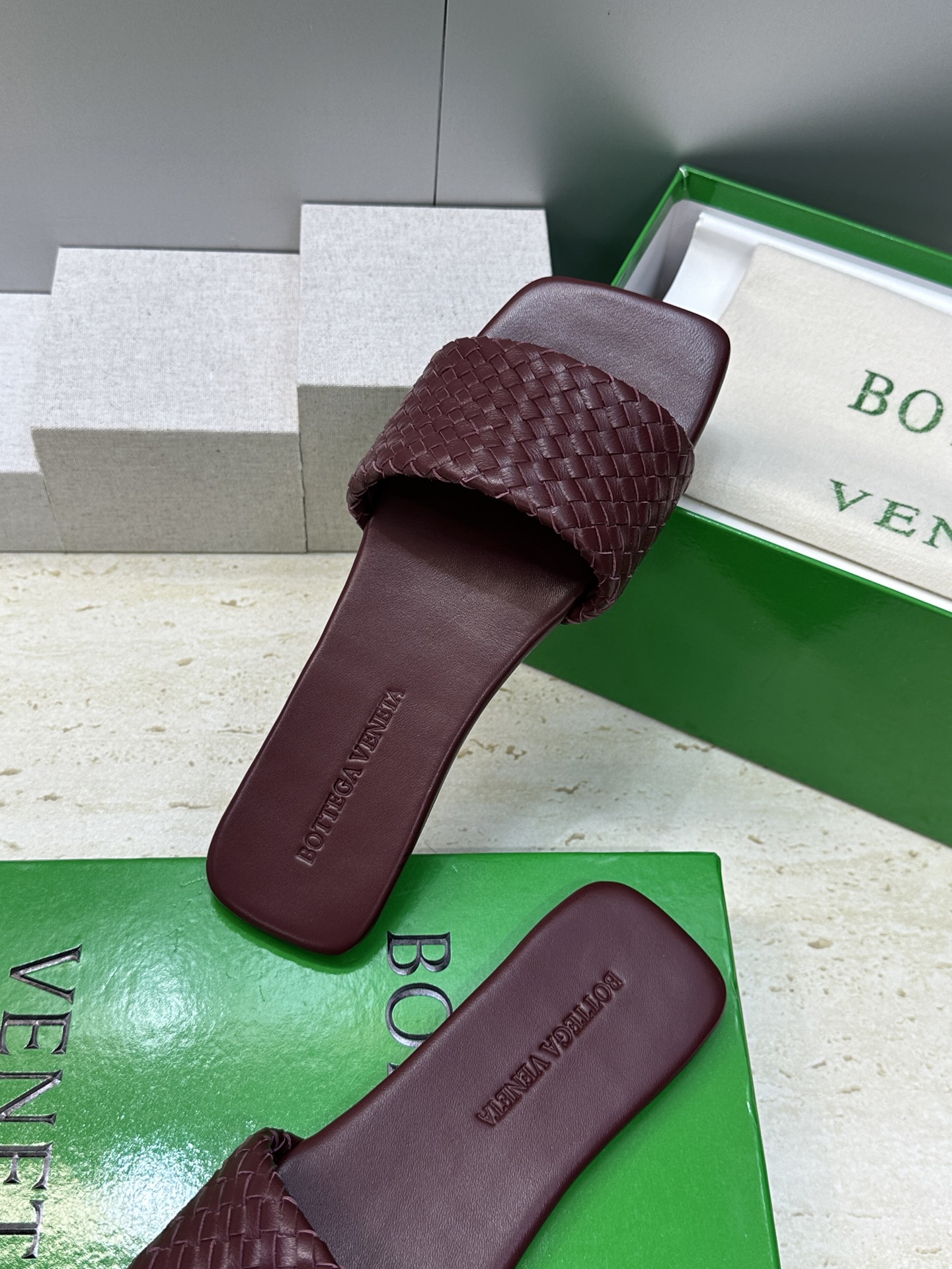 Bottega Veneta 葆蝶家2026春夏新款编织沙滩女鞋 BV字母logo平底方头露趾凉拖鞋材质