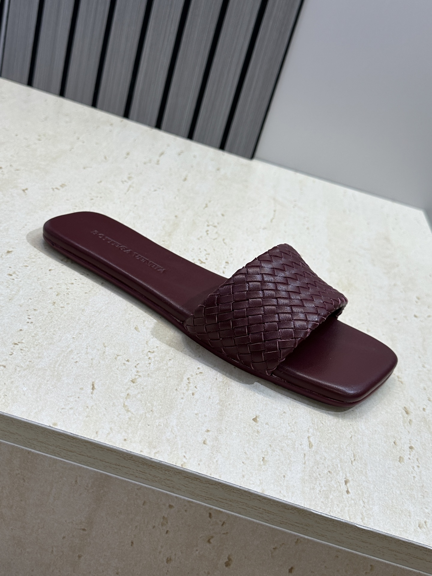 Bottega Veneta 葆蝶家2026春夏新款编织沙滩女鞋 BV字母logo平底方头露趾凉拖鞋材质