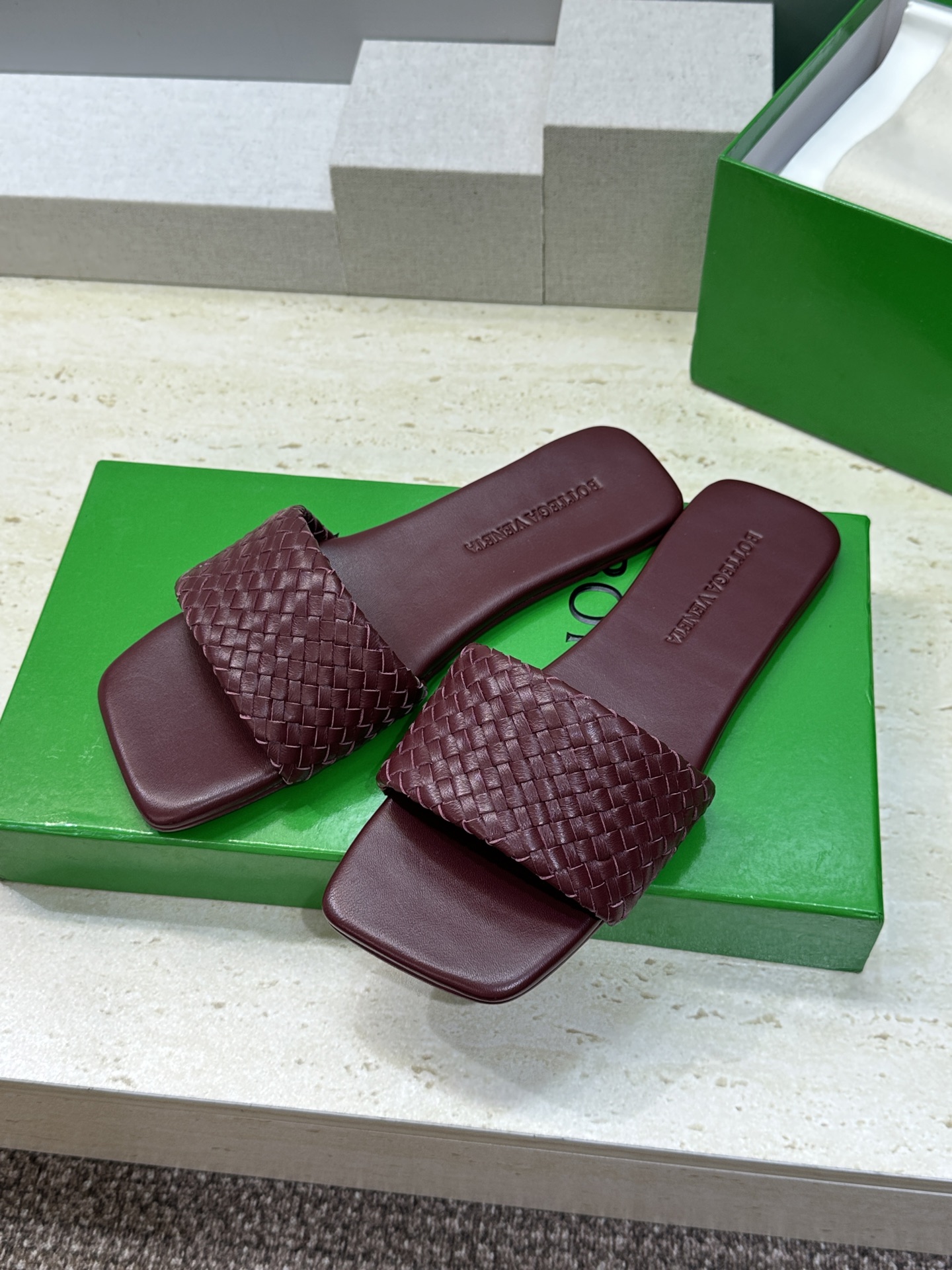 Bottega Veneta 葆蝶家2026春夏新款编织沙滩女鞋 BV字母logo平底方头露趾凉拖鞋材质