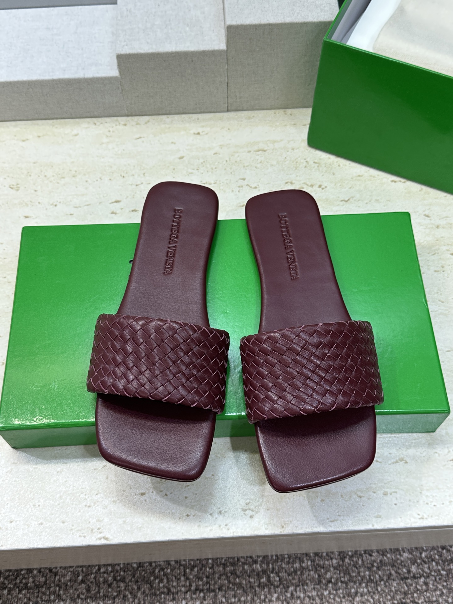 Bottega Veneta 葆蝶家2026春夏新款编织沙滩女鞋 BV字母logo平底方头露趾凉拖鞋材质