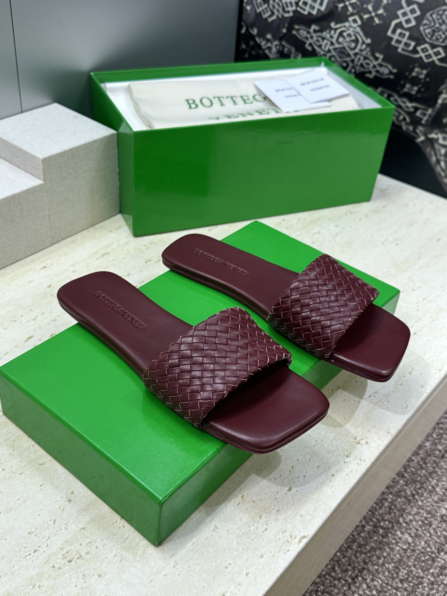 Bottega Veneta 葆蝶家2026春夏新款编织沙滩女鞋 BV字母logo平底方头露趾凉拖鞋材质