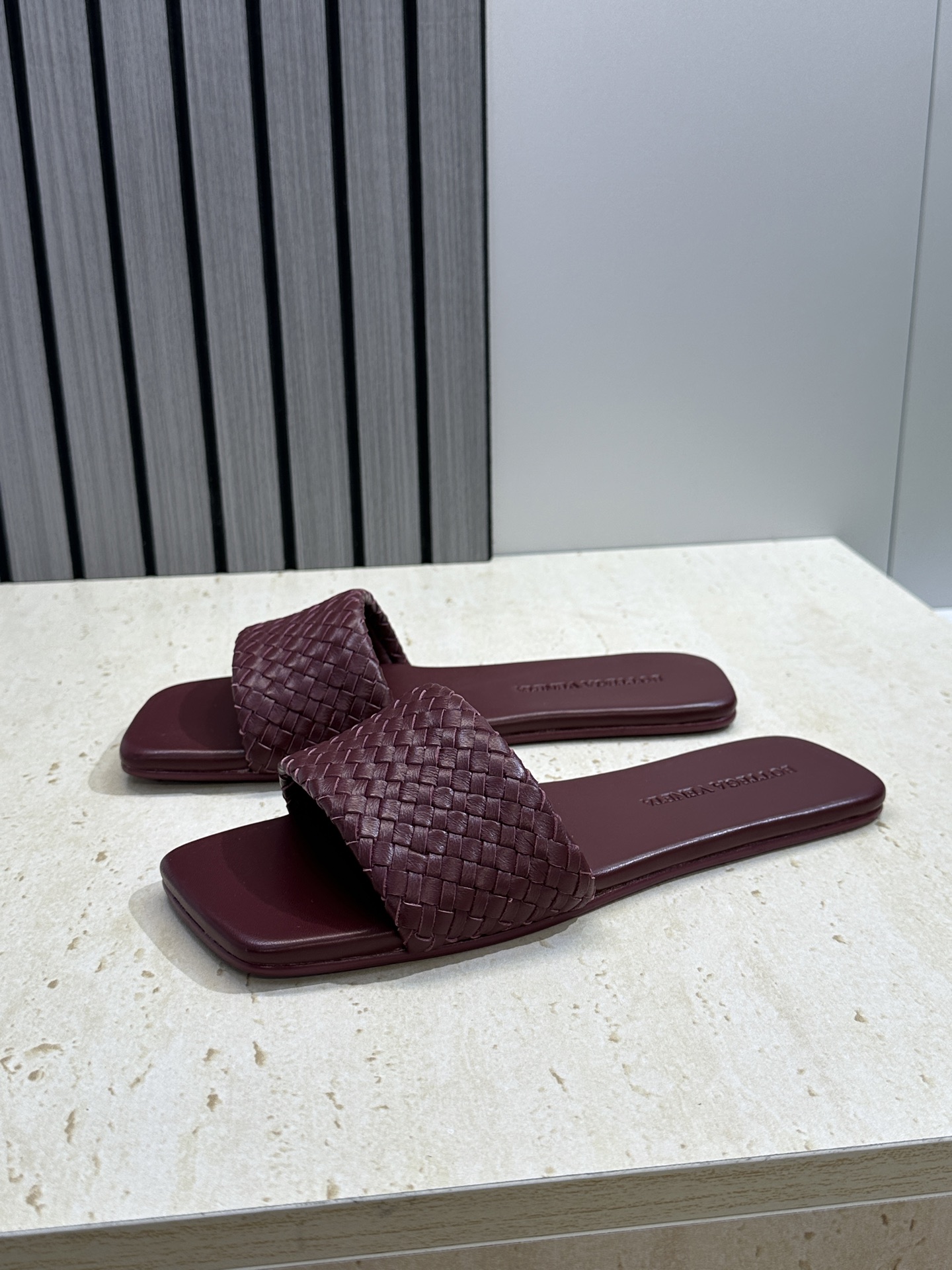 Bottega Veneta 葆蝶家2026春夏新款编织沙滩女鞋 BV字母logo平底方头露趾凉拖鞋材质