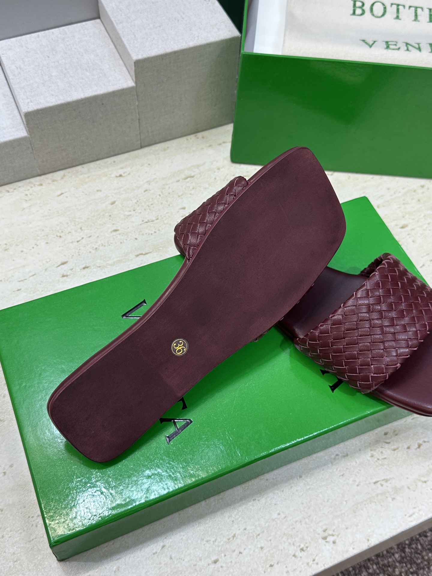 Bottega Veneta 葆蝶家2026春夏新款编织沙滩女鞋 BV字母logo平底方头露趾凉拖鞋材质