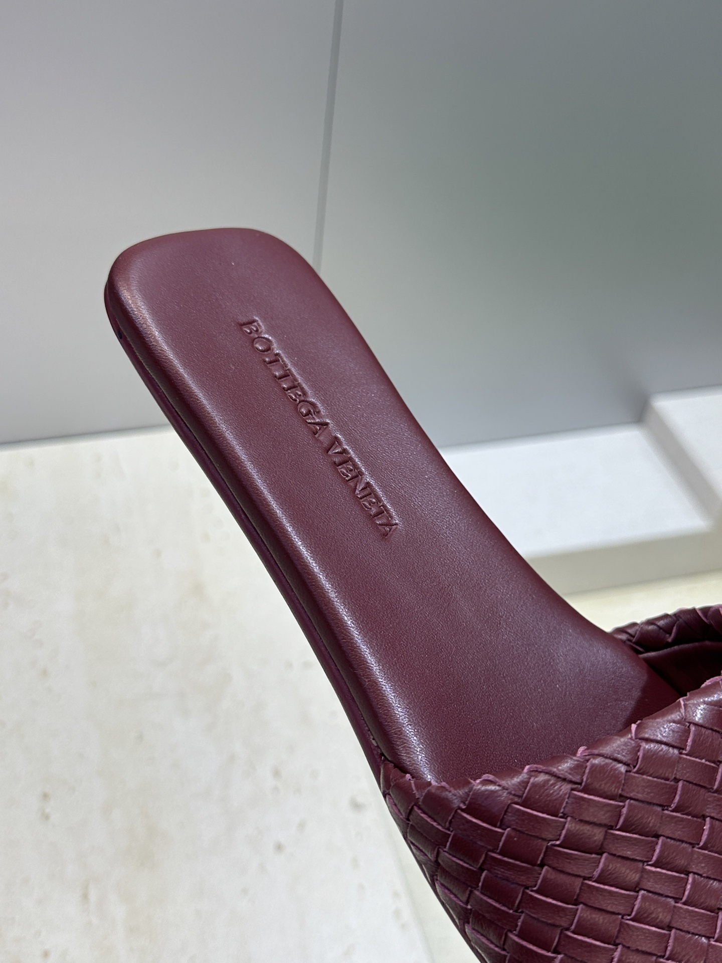 Bottega Veneta 葆蝶家2026春夏新款编织沙滩女鞋 BV字母logo平底方头露趾凉拖鞋材质