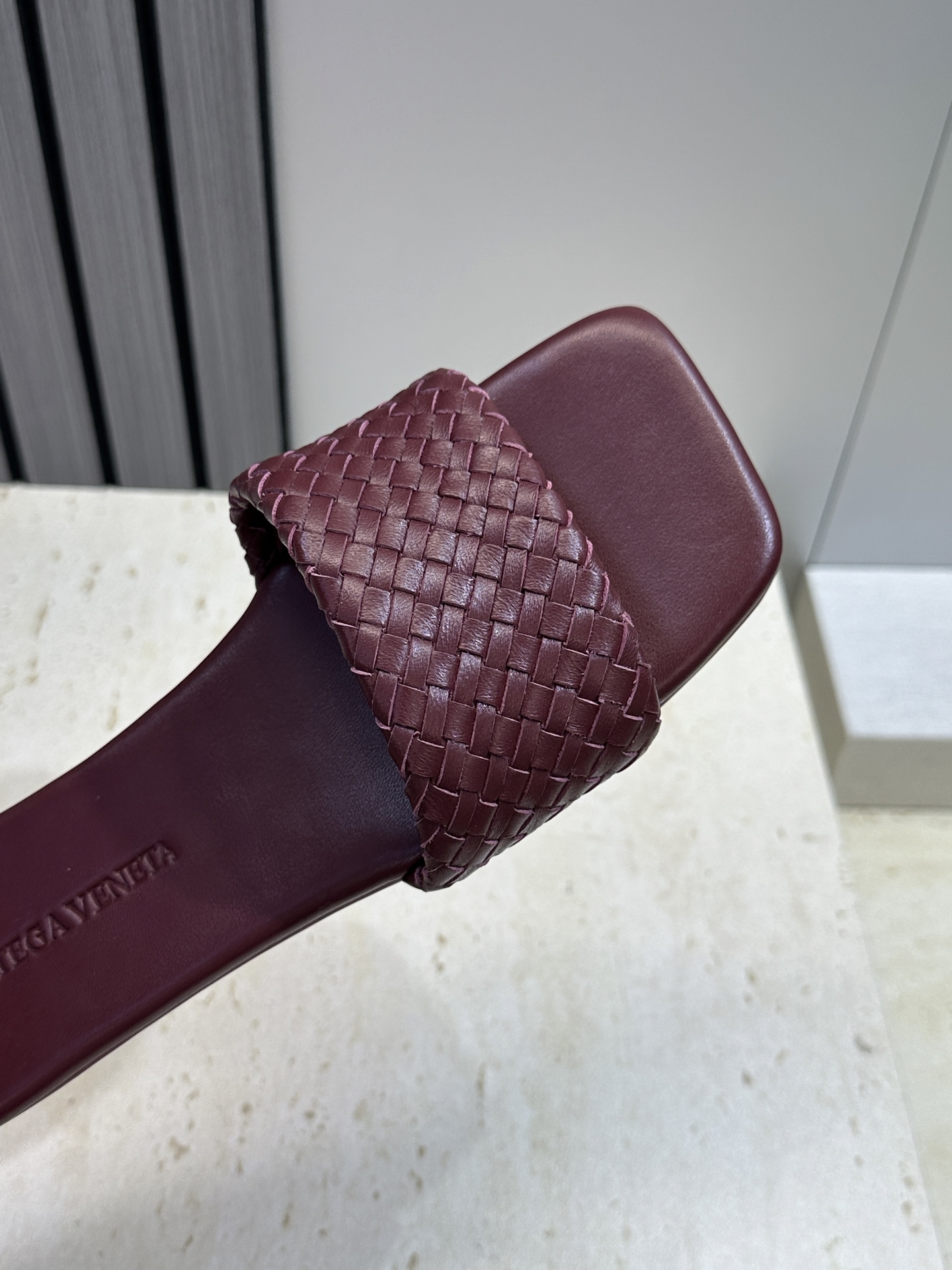 Bottega Veneta 葆蝶家2026春夏新款编织沙滩女鞋 BV字母logo平底方头露趾凉拖鞋材质