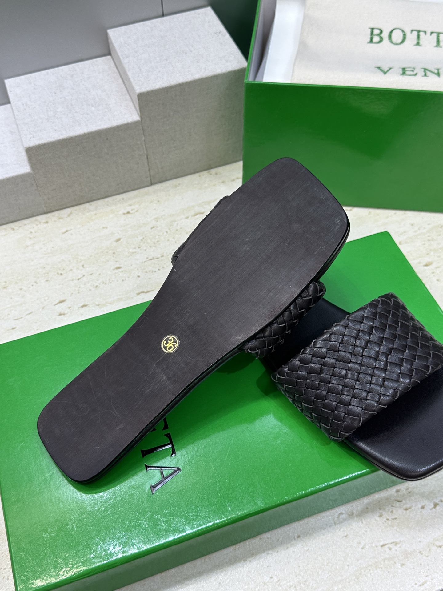 Bottega Veneta 葆蝶家2026春夏新款编织沙滩女鞋 BV字母logo平底方头露趾凉拖鞋材质