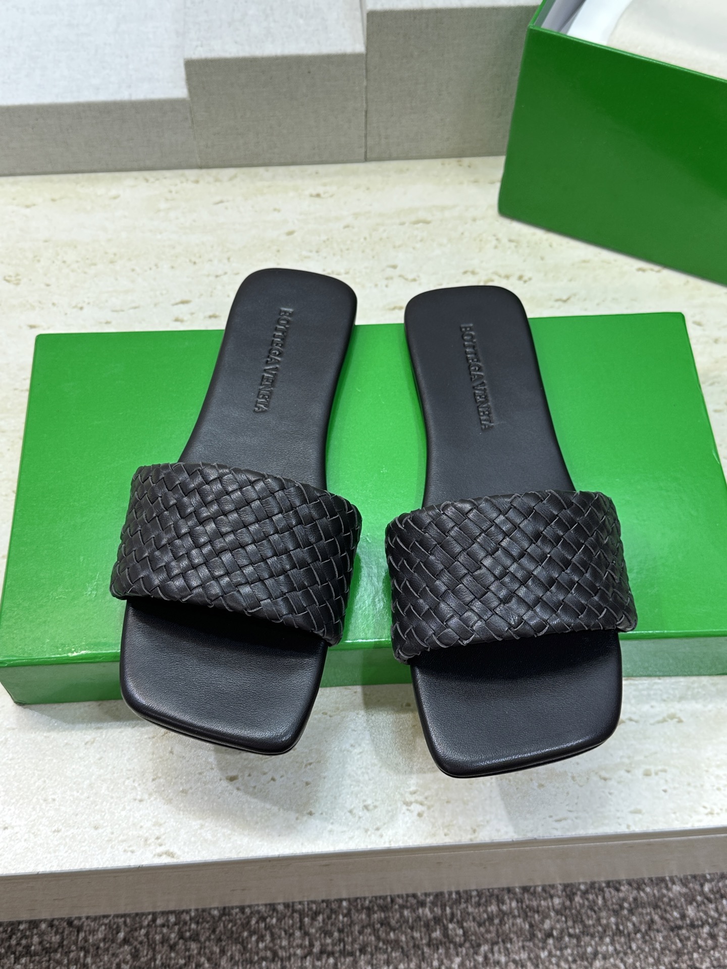 Bottega Veneta 葆蝶家2026春夏新款编织沙滩女鞋 BV字母logo平底方头露趾凉拖鞋材质