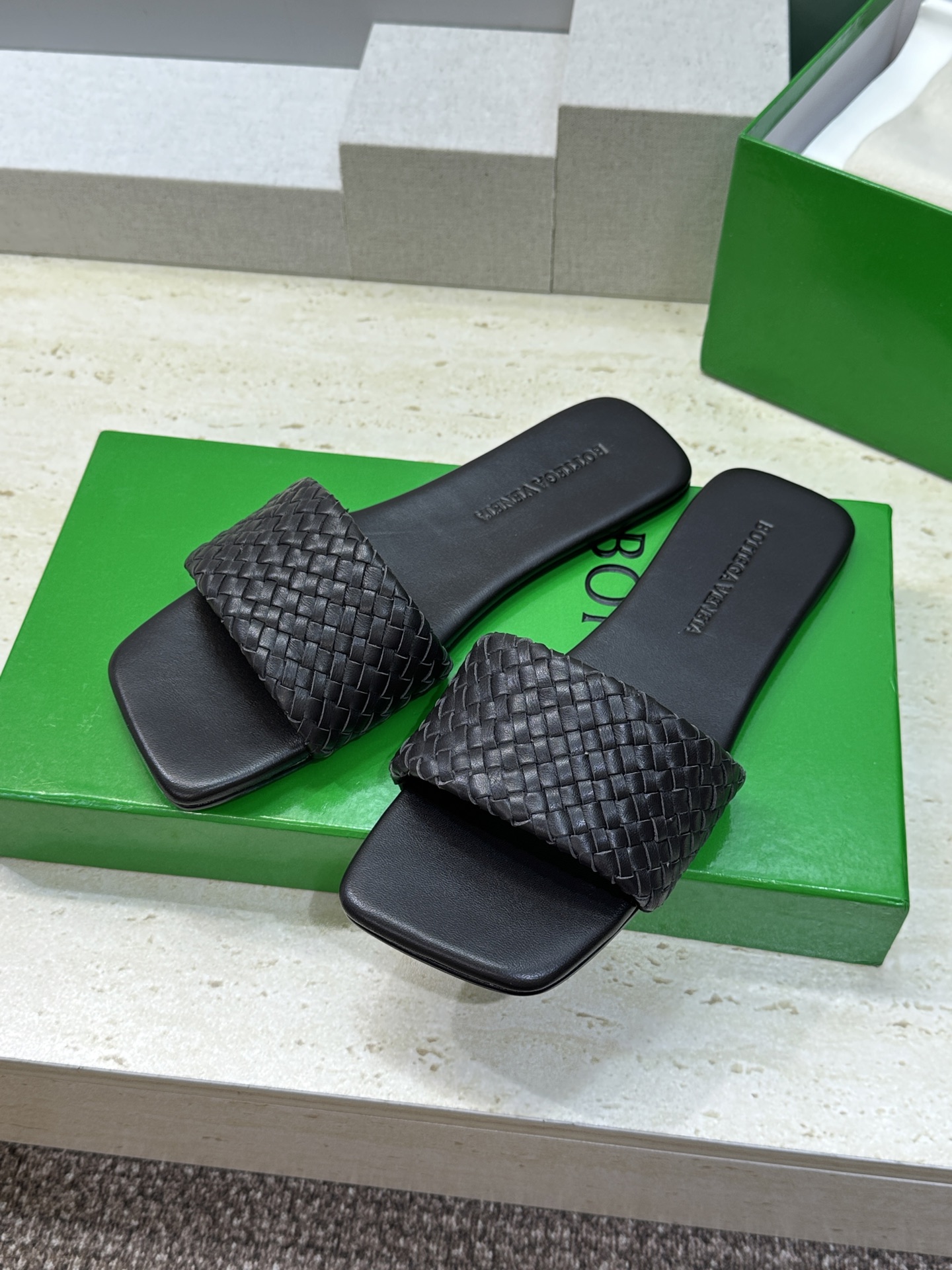 Bottega Veneta 葆蝶家2026春夏新款编织沙滩女鞋 BV字母logo平底方头露趾凉拖鞋材质