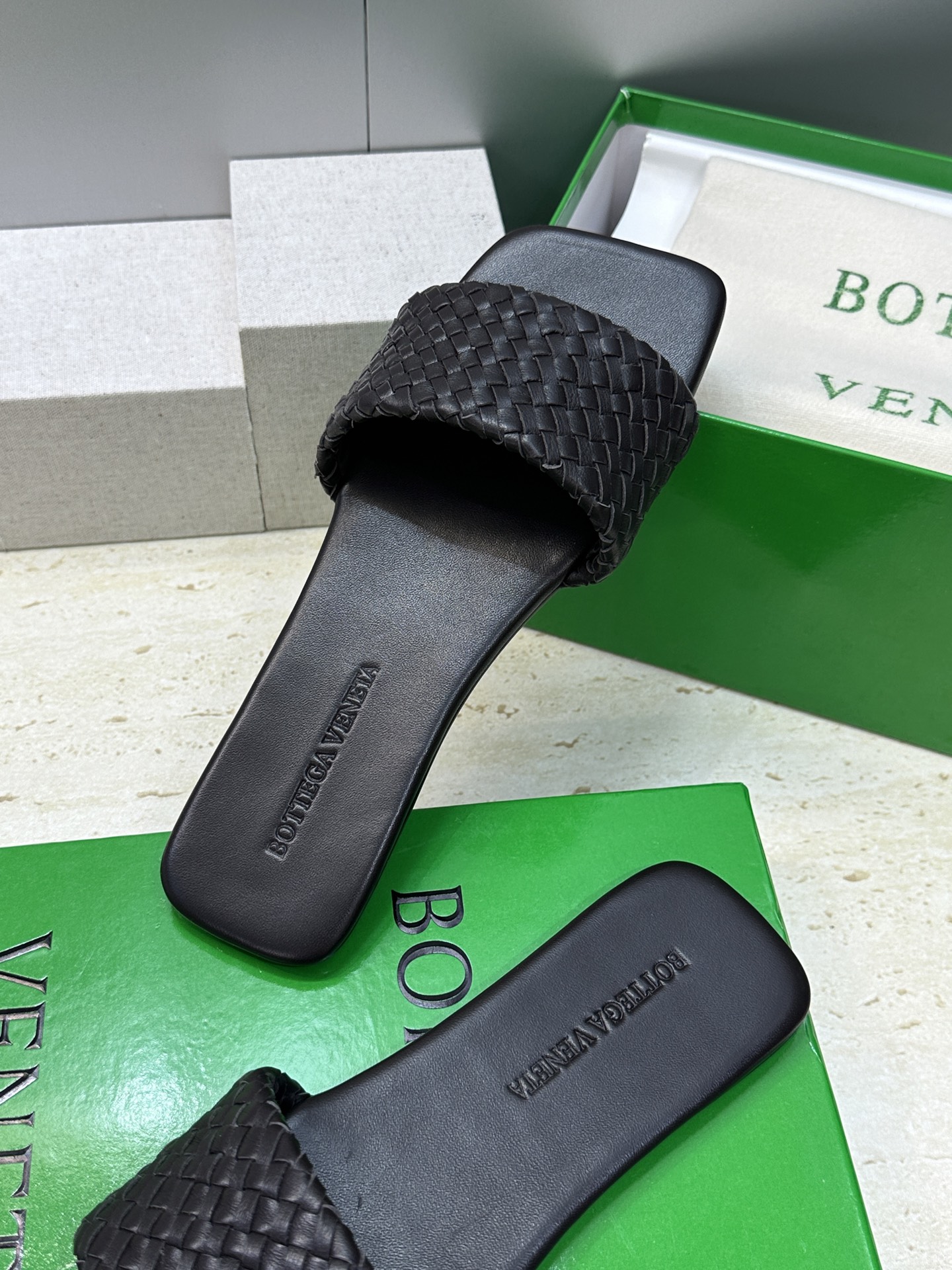 Bottega Veneta 葆蝶家2026春夏新款编织沙滩女鞋 BV字母logo平底方头露趾凉拖鞋材质