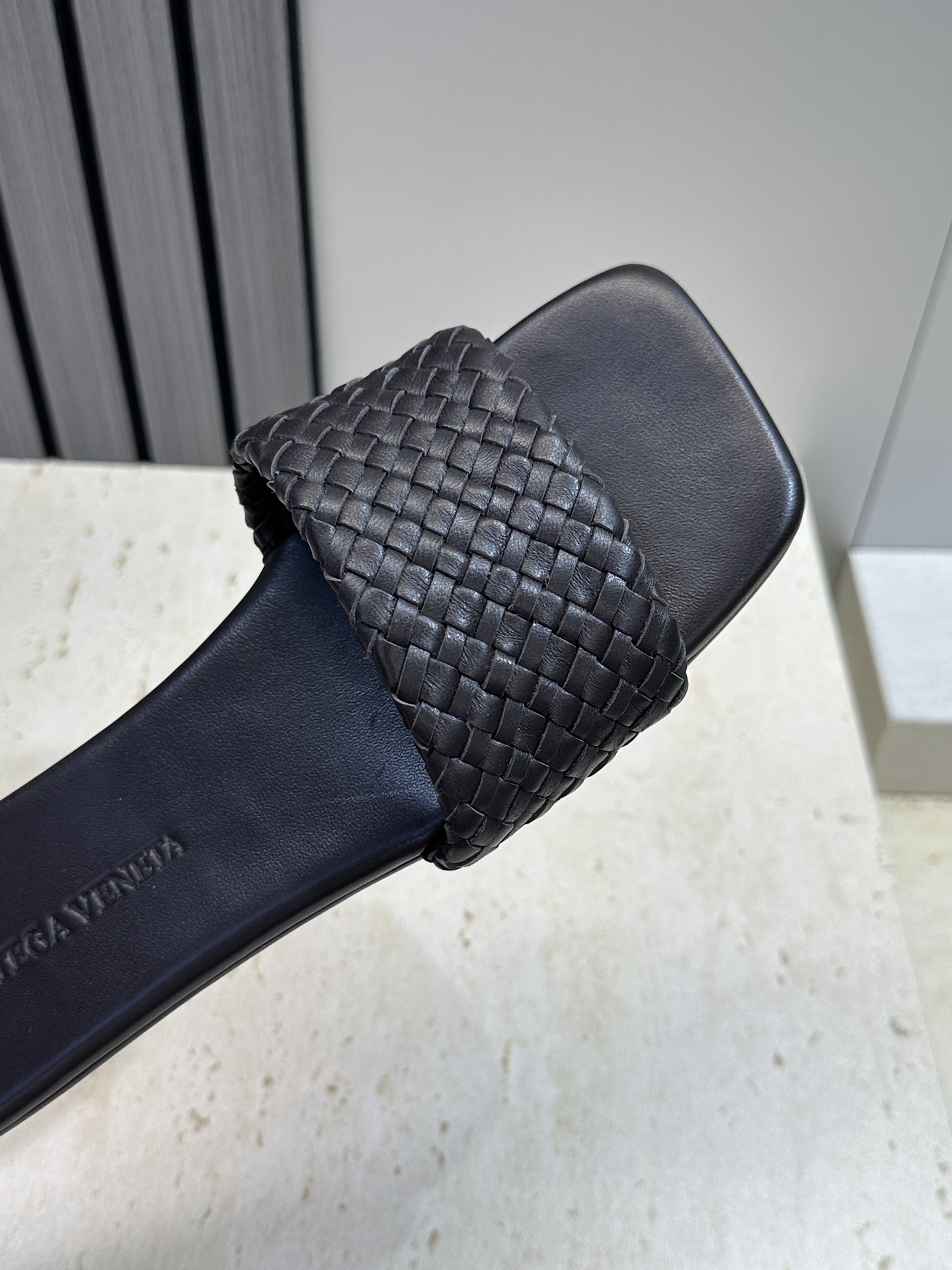 Bottega Veneta 葆蝶家2026春夏新款编织沙滩女鞋 BV字母logo平底方头露趾凉拖鞋材质