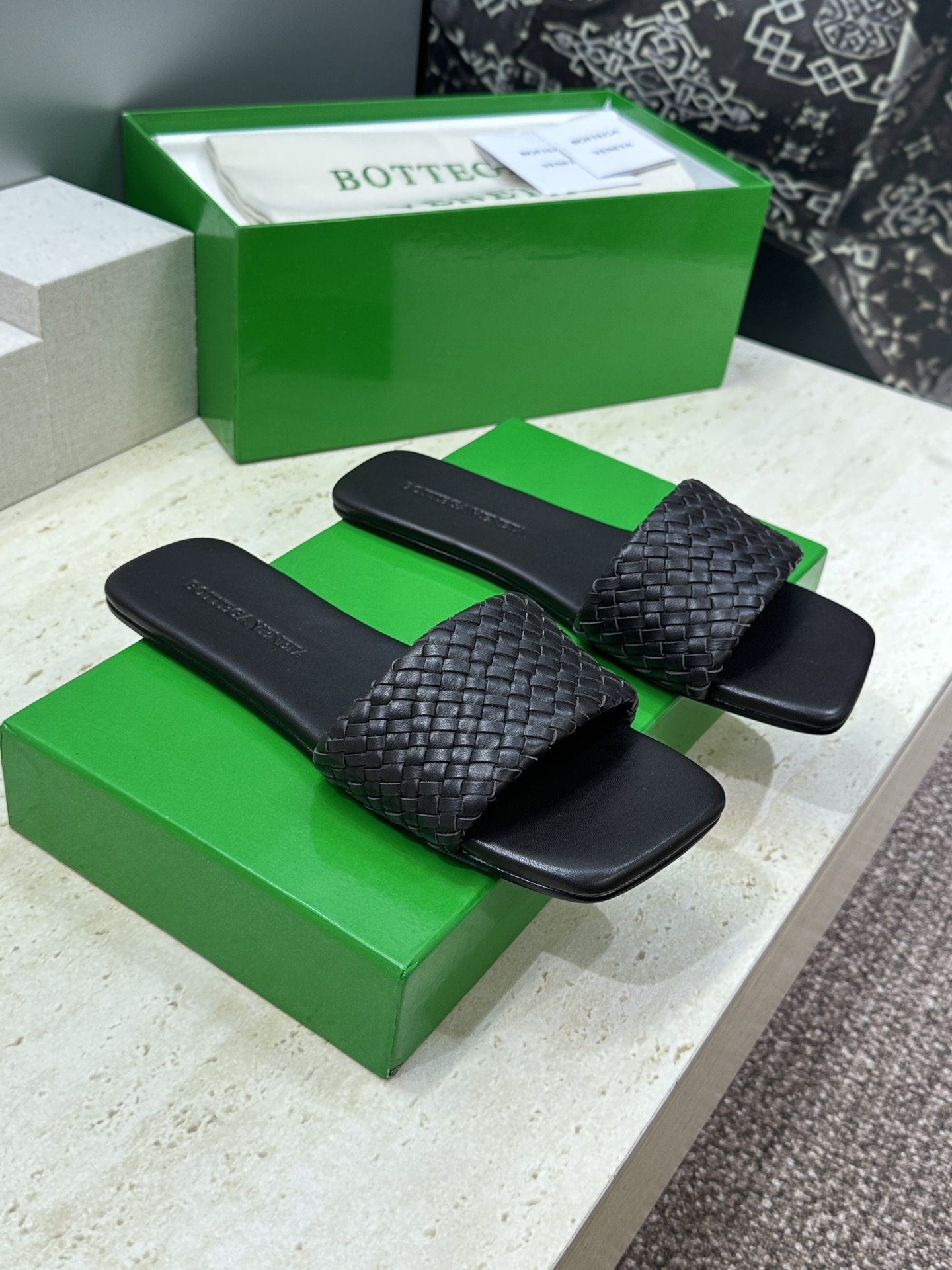 Bottega Veneta 葆蝶家2026春夏新款编织沙滩女鞋 BV字母logo平底方头露趾凉拖鞋材质