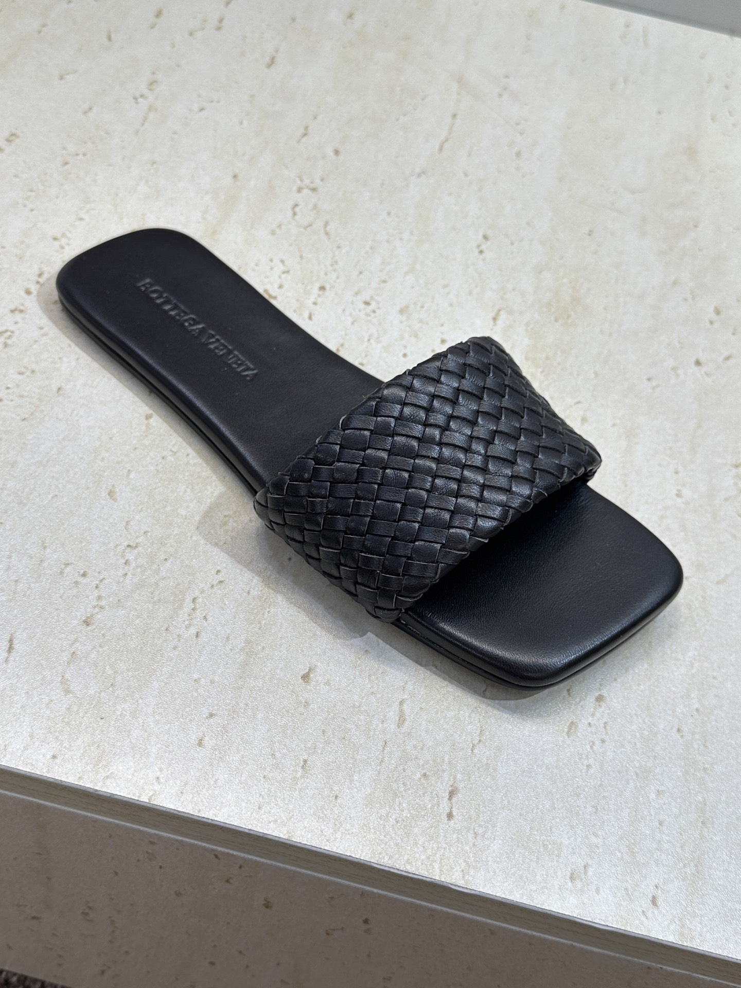 Bottega Veneta 葆蝶家2026春夏新款编织沙滩女鞋 BV字母logo平底方头露趾凉拖鞋材质