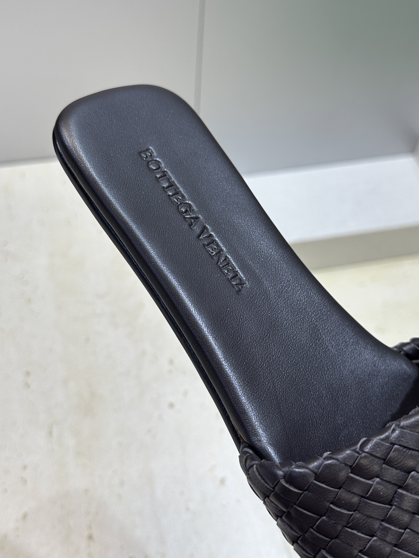 Bottega Veneta 葆蝶家2026春夏新款编织沙滩女鞋 BV字母logo平底方头露趾凉拖鞋材质