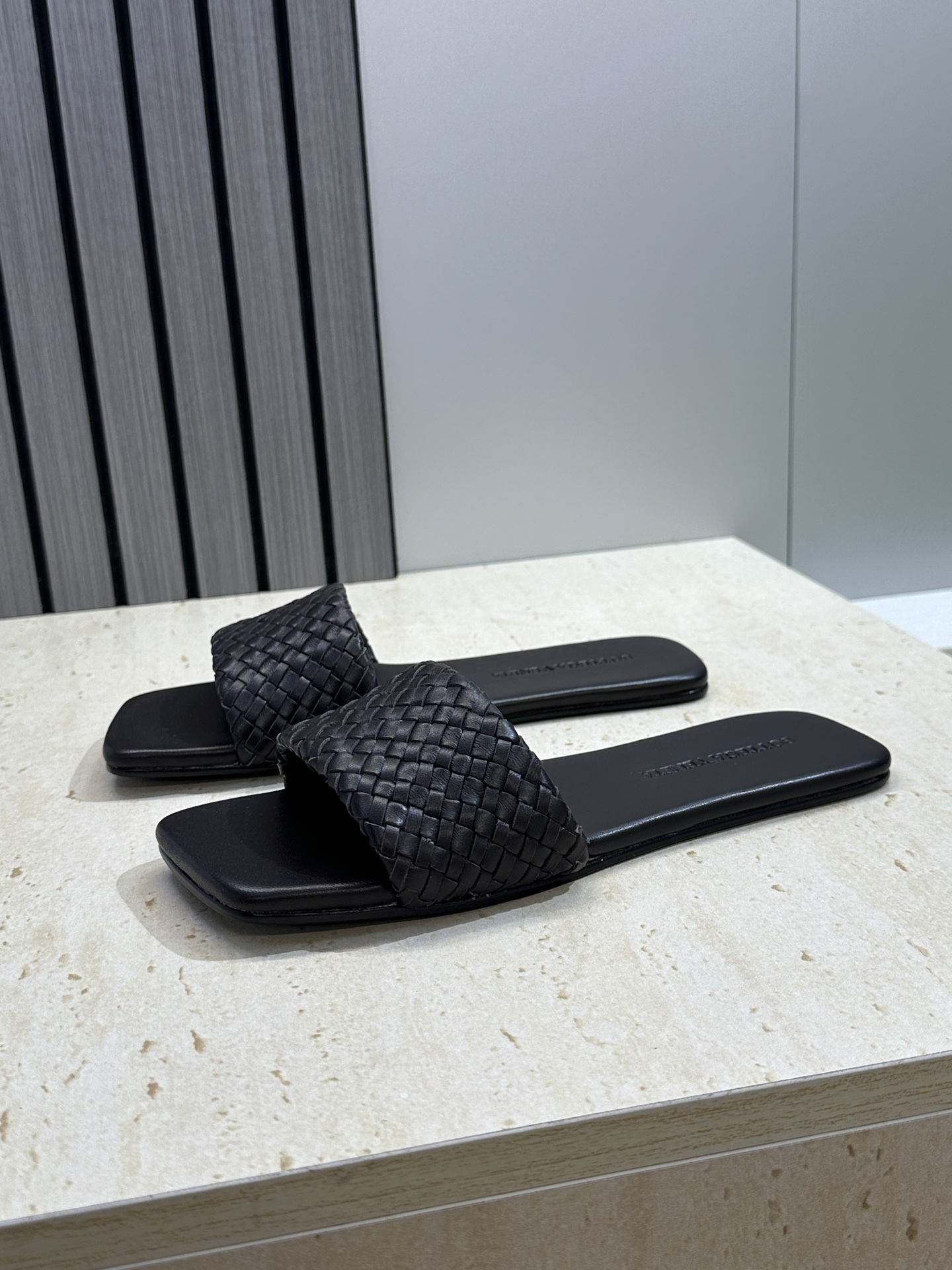 Bottega Veneta 葆蝶家2026春夏新款编织沙滩女鞋 BV字母logo平底方头露趾凉拖鞋材质