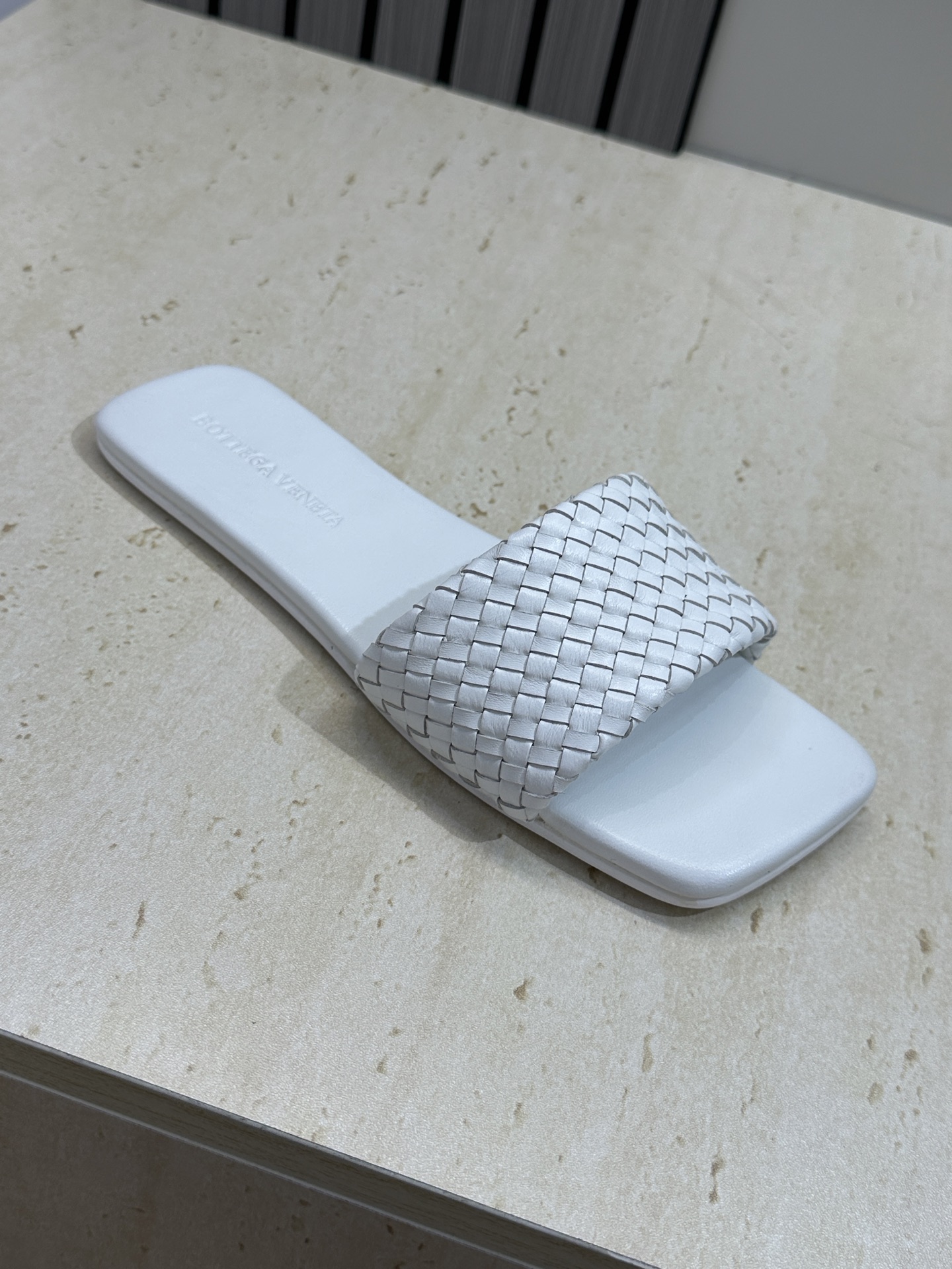 Bottega Veneta 葆蝶家2026春夏新款编织沙滩女鞋 BV字母logo平底方头露趾凉拖鞋材质