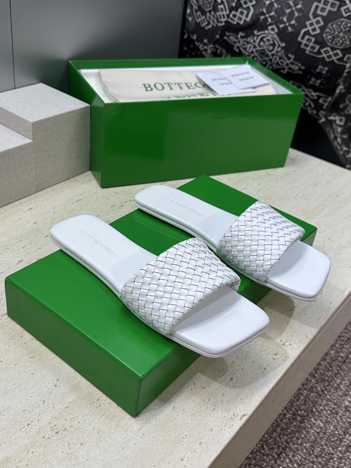 NO:819066,Bottega Veneta 2026 spring and summer new woven beach women's shoes BV letter logo flat square toe open-toe sandals Material: imported calfskin upper + water-dyed cowhide lining + Italian genuine leather outsole Size: 35-42 (40.41.42 customization is not returnable), slippers,bottega veneta,bottega veneta,bottega veneta,slippers,cowhide,Leather soles19860909Bottega Veneta 葆蝶家2026春夏新款编织沙滩女鞋 BV字母logo平底方头露趾凉拖鞋 材质:鞋面进口小牛皮+水染牛皮内里+意大利真皮大底 Size : 35-42(40.41.42定制不退换）,拖鞋,bottega veneta,bottega veneta,bottega veneta,slippers,cowhide,Leather soles,Women's Shoes