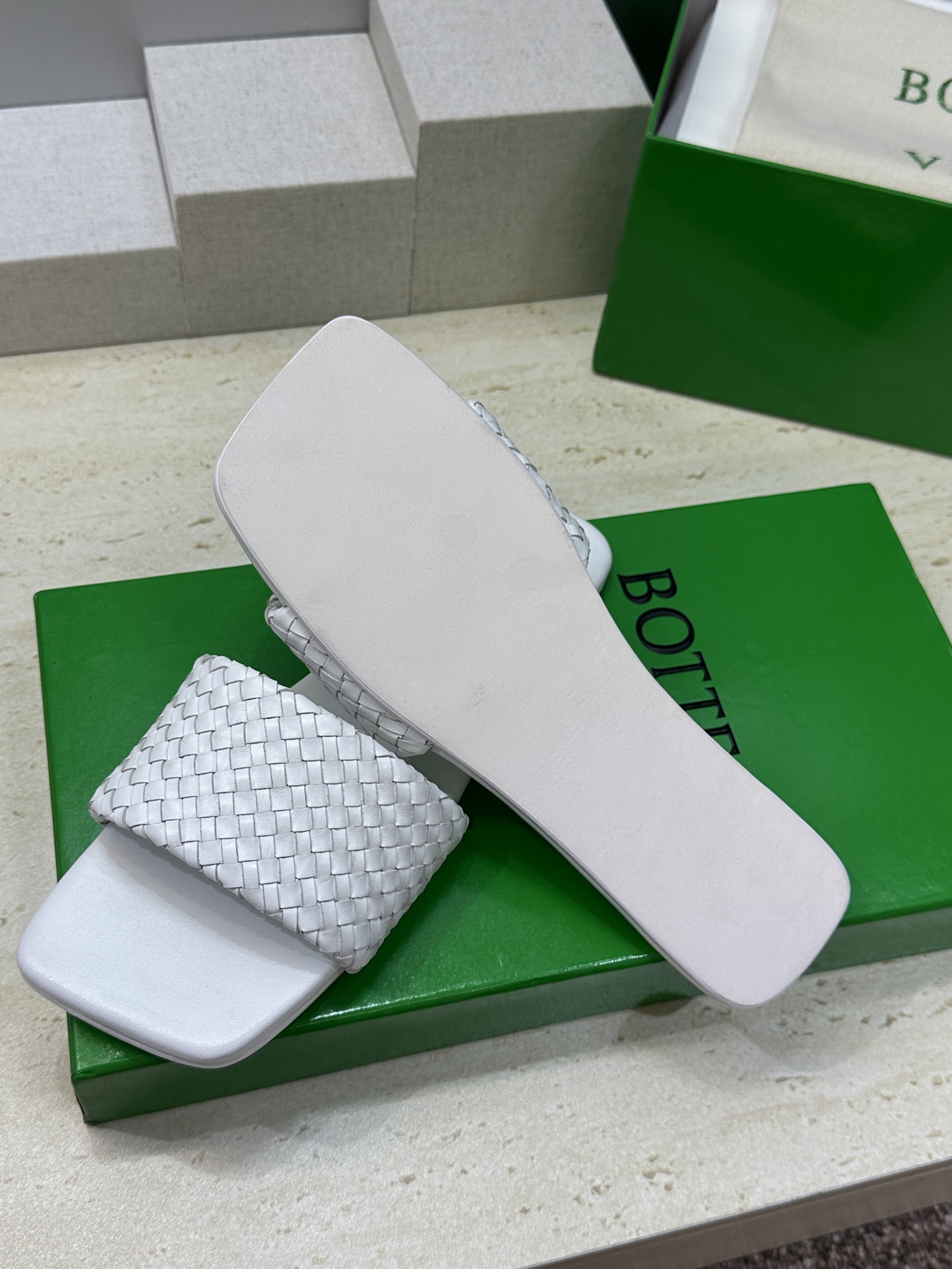 Bottega Veneta 葆蝶家2026春夏新款编织沙滩女鞋 BV字母logo平底方头露趾凉拖鞋材质