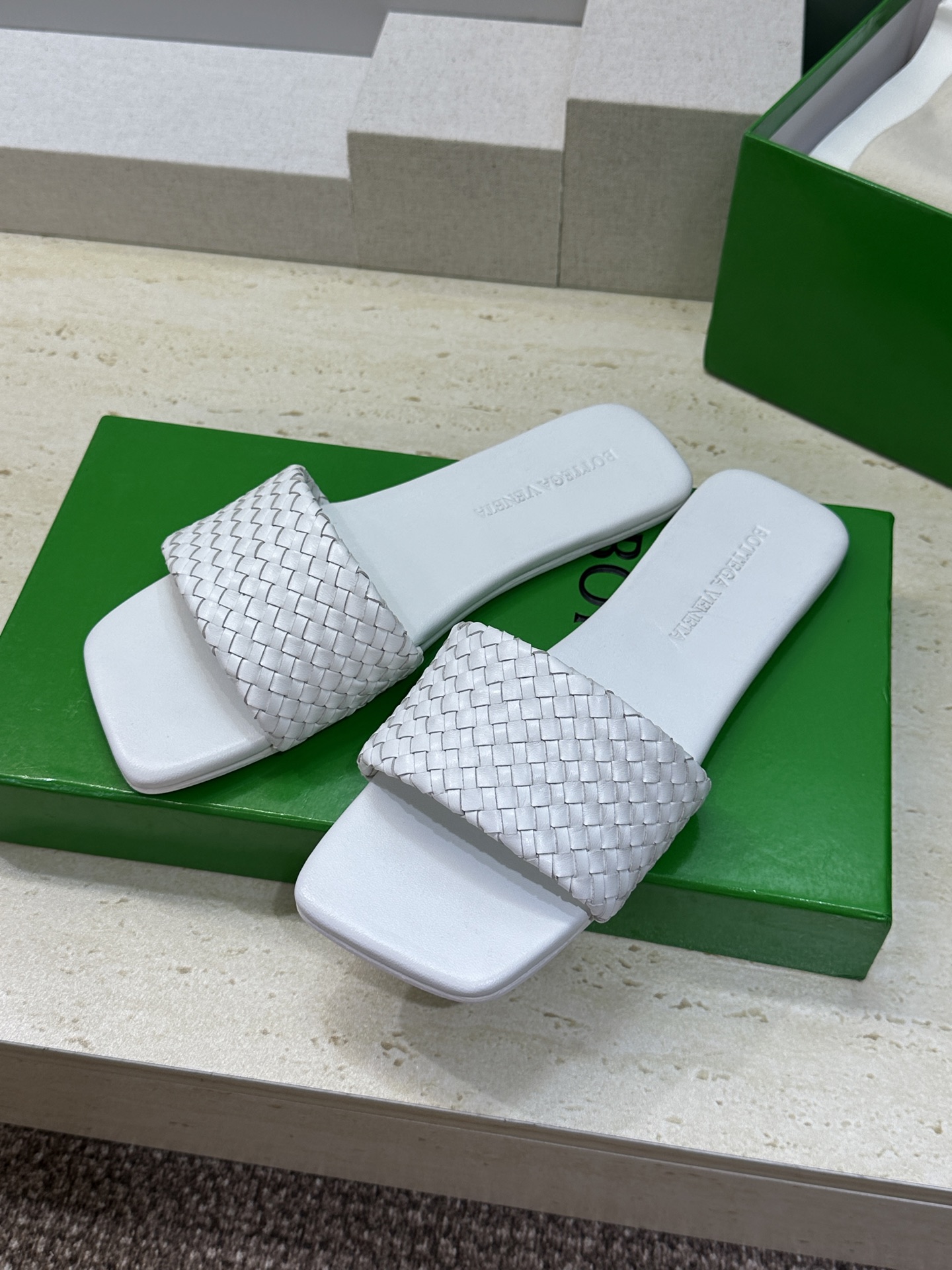 Bottega Veneta 葆蝶家2026春夏新款编织沙滩女鞋 BV字母logo平底方头露趾凉拖鞋材质