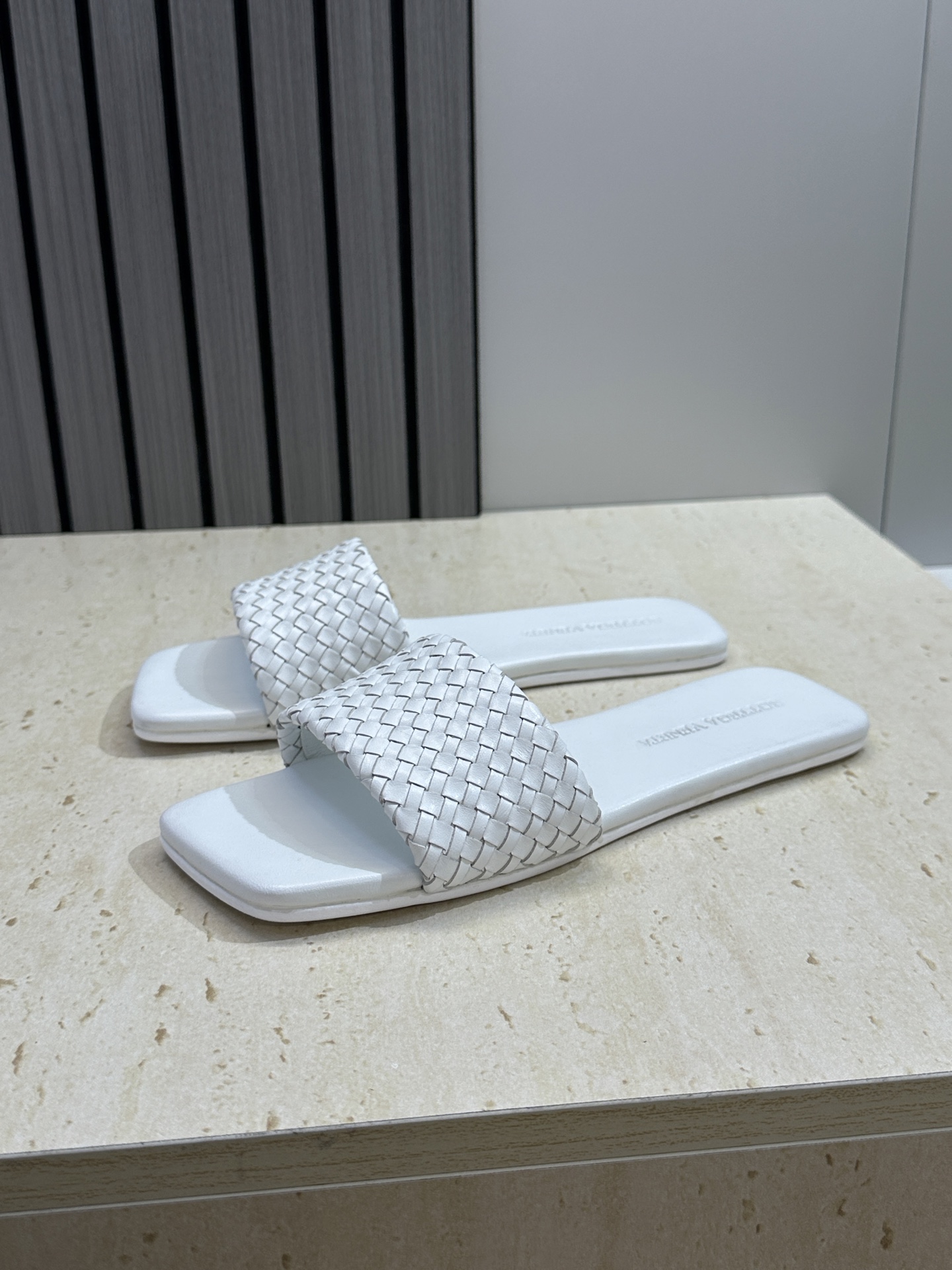 Bottega Veneta 葆蝶家2026春夏新款编织沙滩女鞋 BV字母logo平底方头露趾凉拖鞋材质