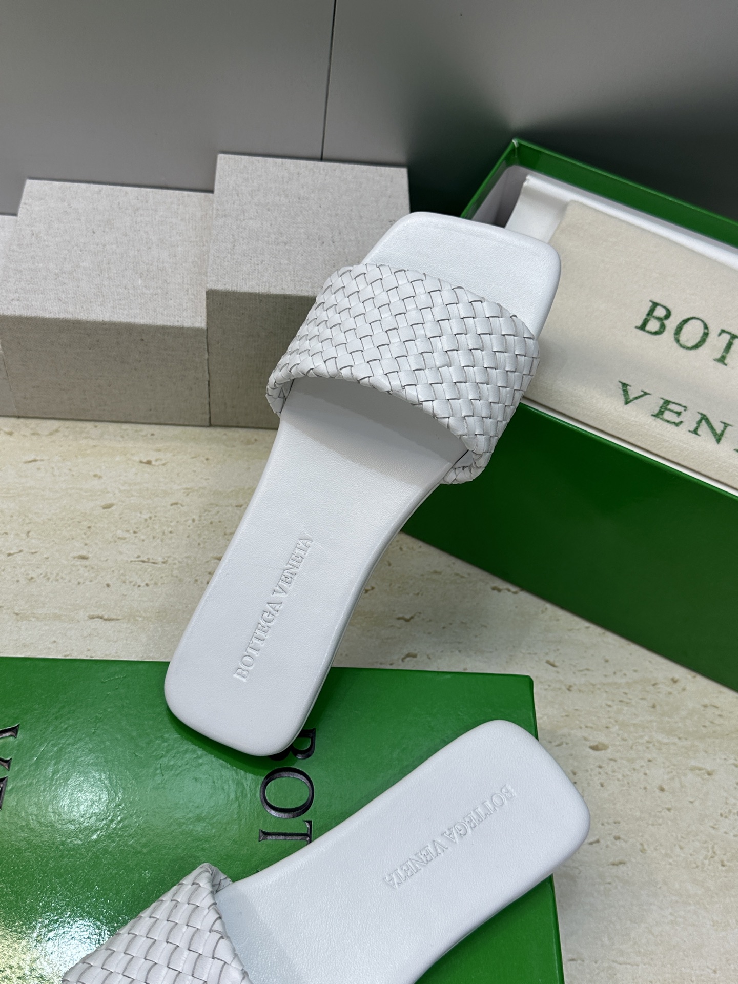 Bottega Veneta 葆蝶家2026春夏新款编织沙滩女鞋 BV字母logo平底方头露趾凉拖鞋材质