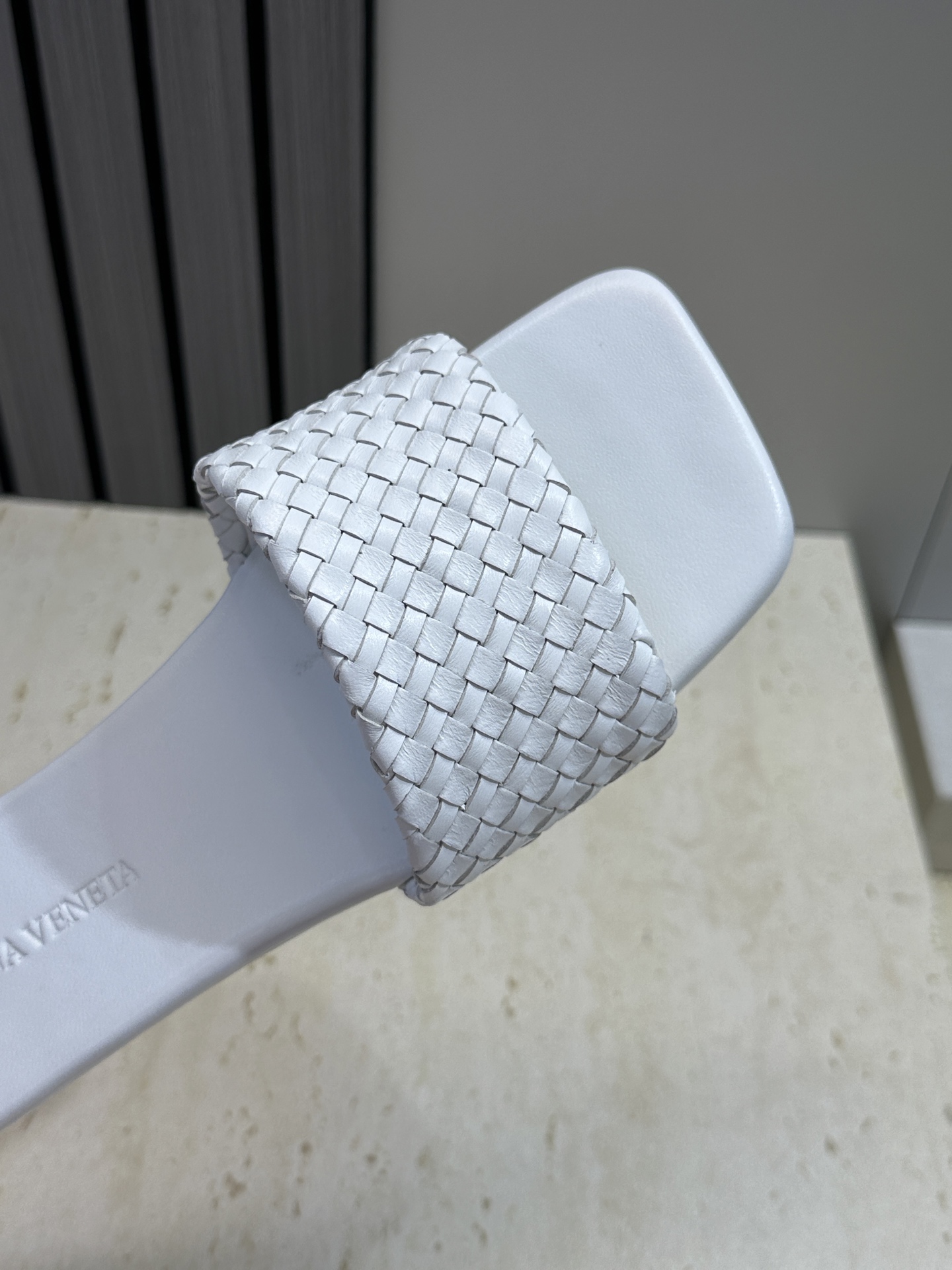 Bottega Veneta 葆蝶家2026春夏新款编织沙滩女鞋 BV字母logo平底方头露趾凉拖鞋材质