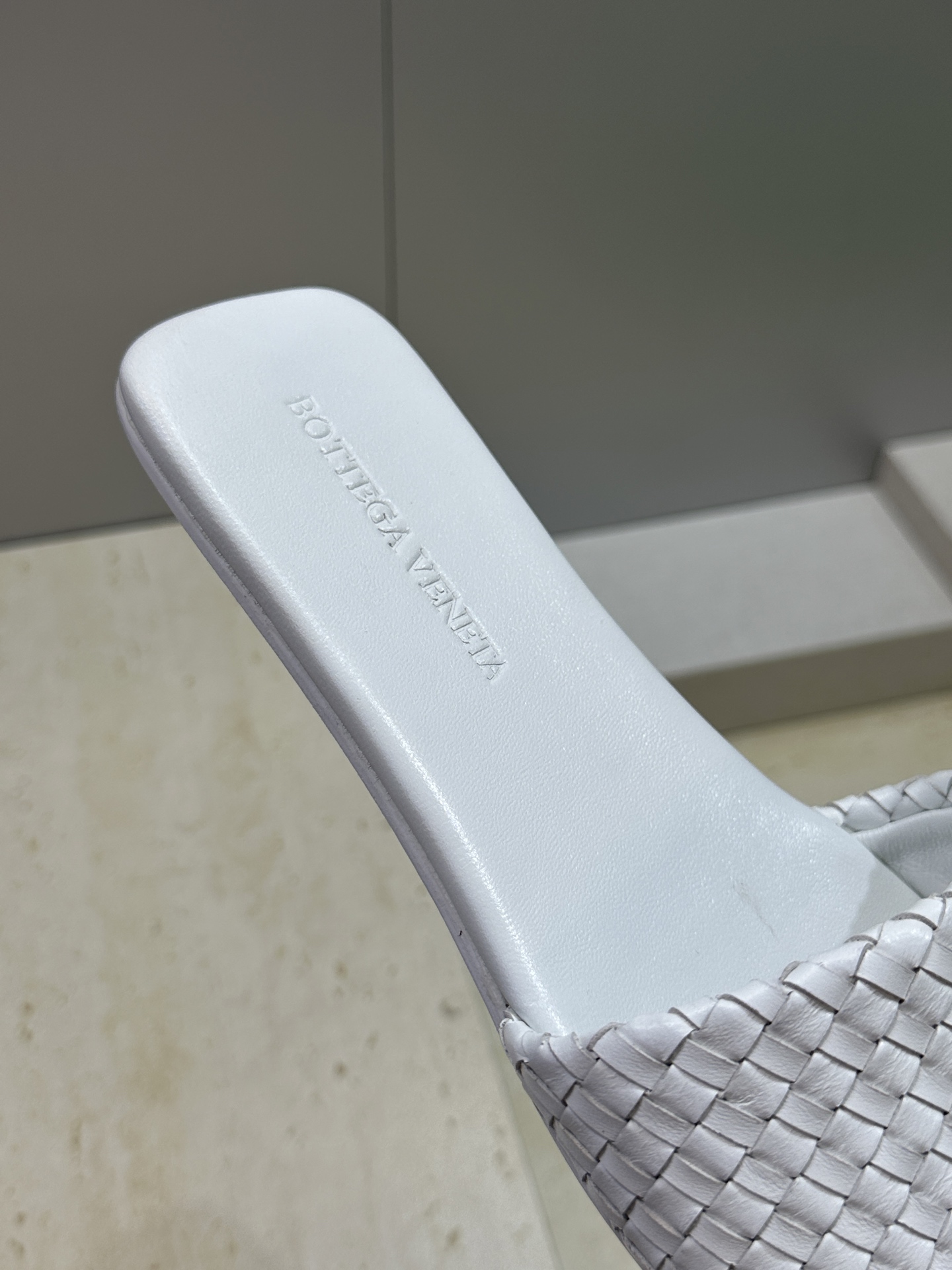 Bottega Veneta 葆蝶家2026春夏新款编织沙滩女鞋 BV字母logo平底方头露趾凉拖鞋材质