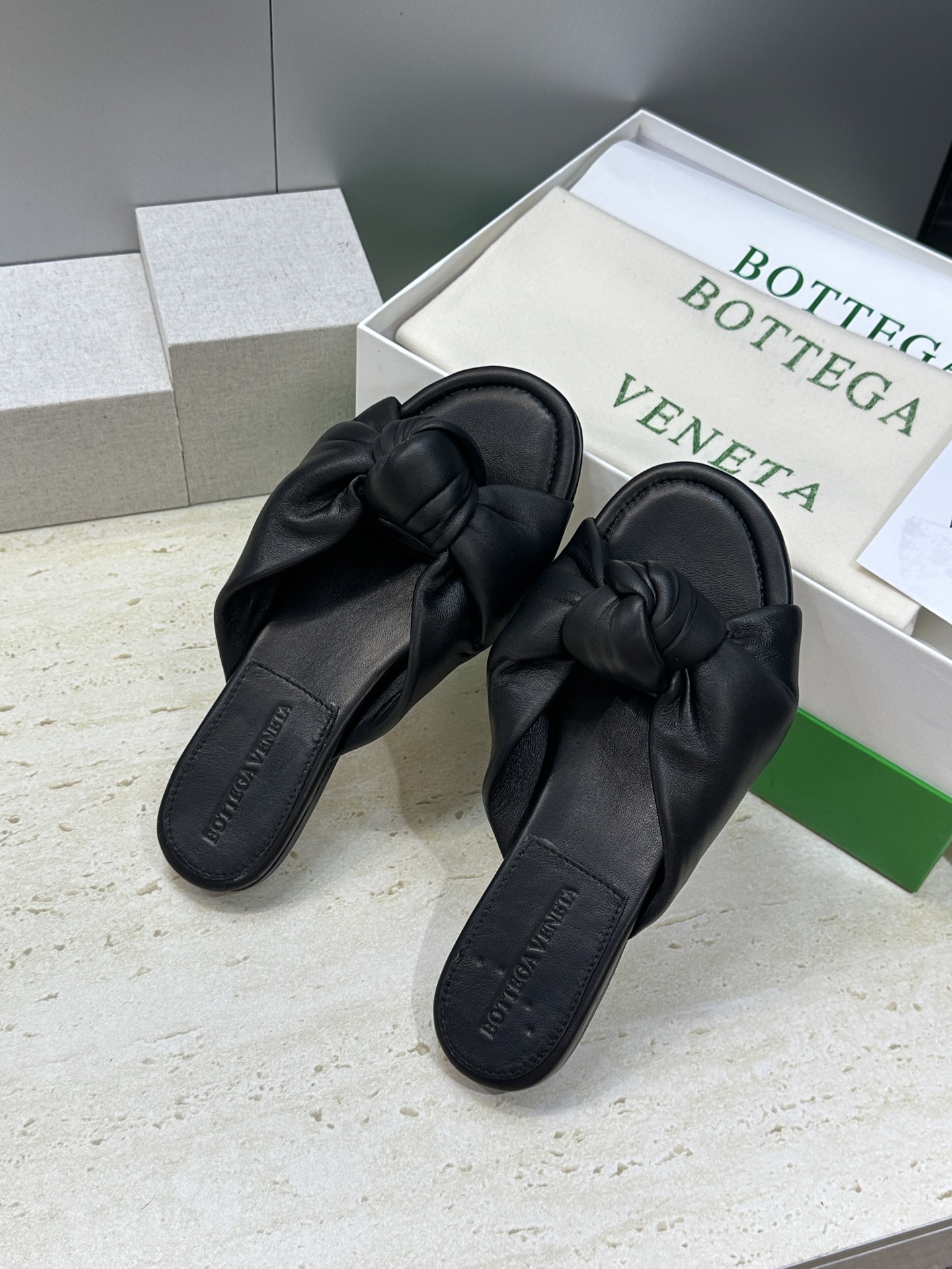 Bottega Veneta 葆蝶家2026春夏新款果冻色高跟女鞋 BV字母logo平底圆头露趾凉拖鞋材