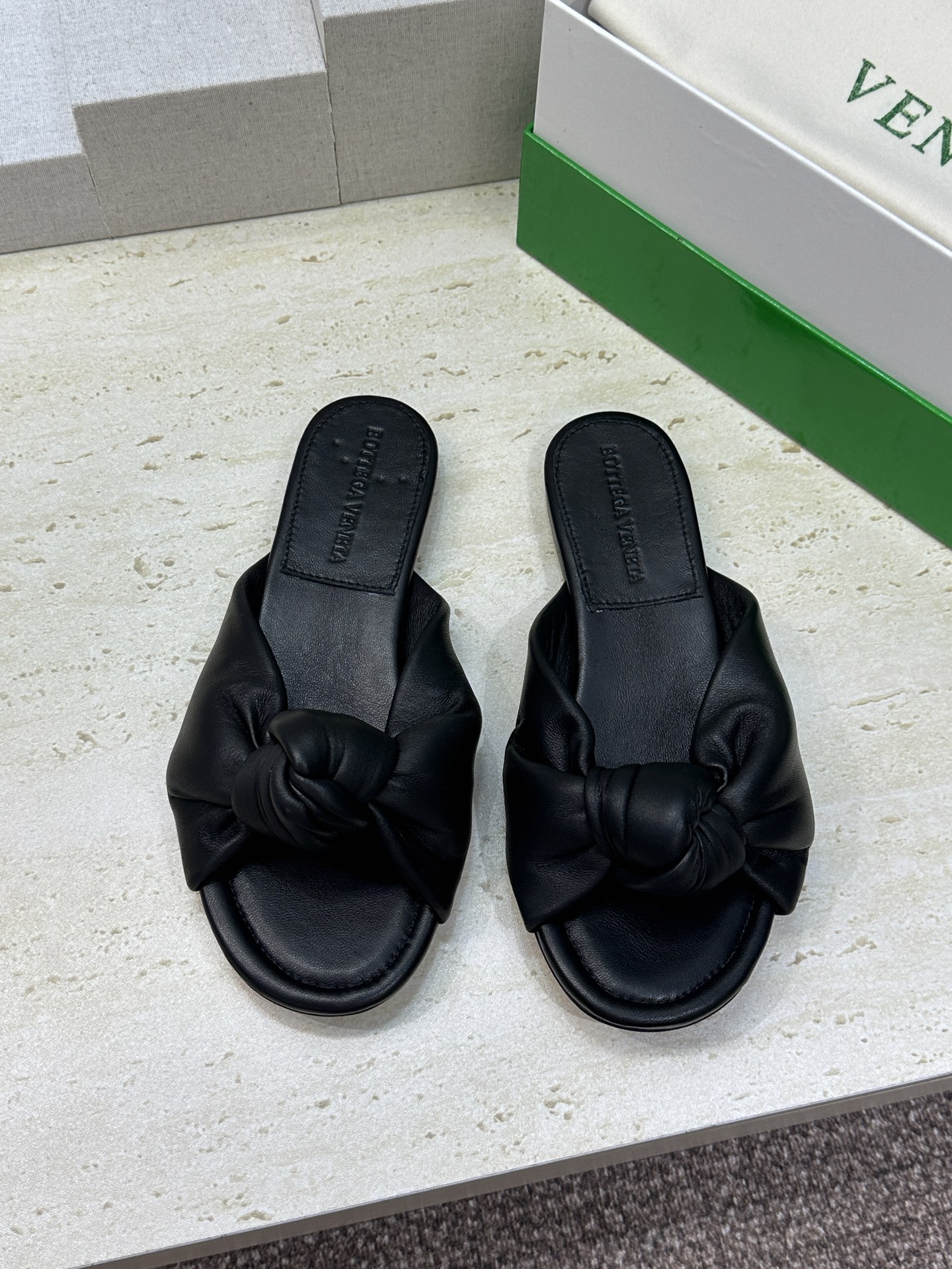 Bottega Veneta 葆蝶家2026春夏新款果冻色高跟女鞋 BV字母logo平底圆头露趾凉拖鞋材
